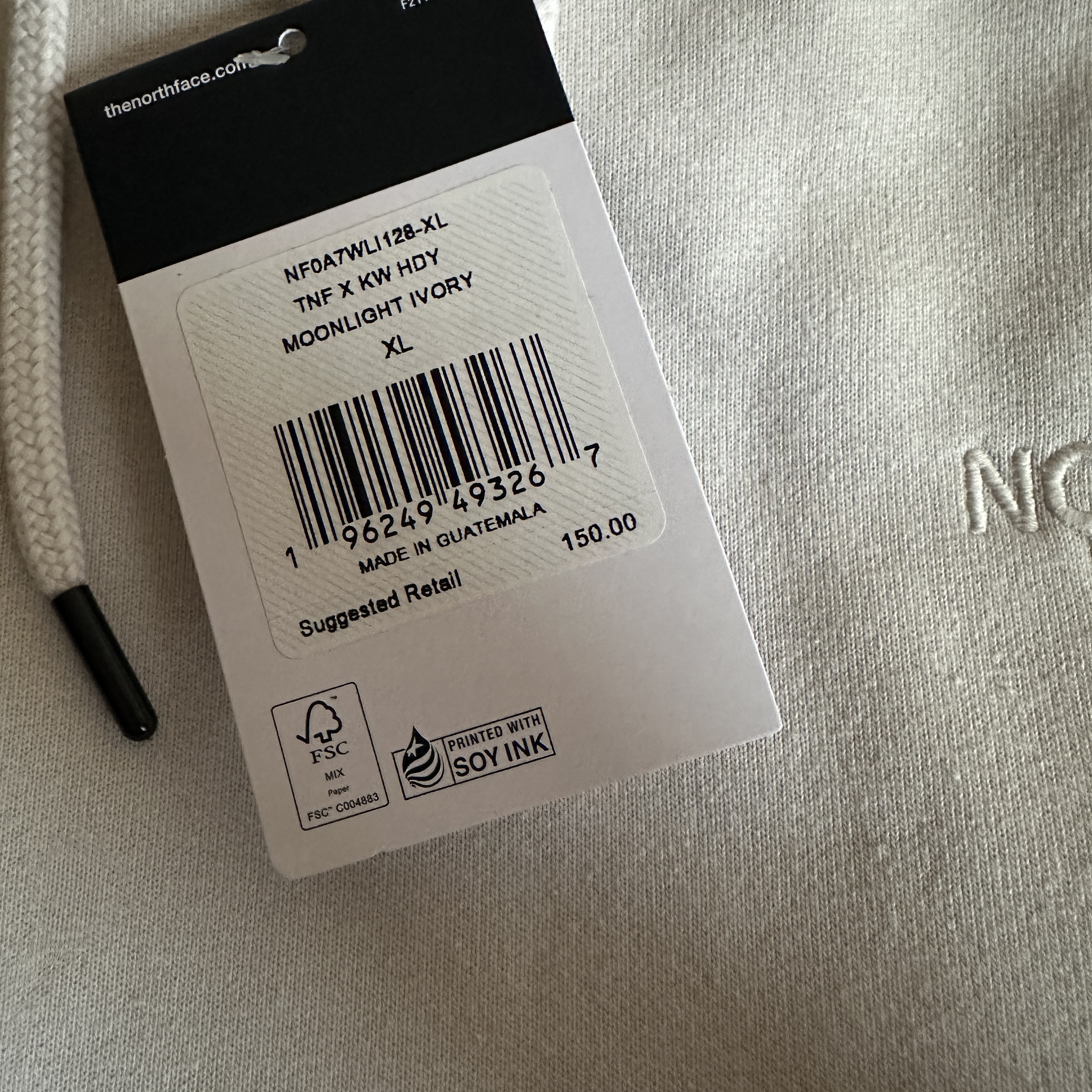 The North Face x Kaws Hoodie Moonlight Ivory - 22FW 착용 스타일 - 2