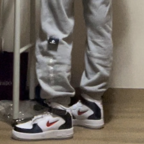 Nike Air Force 1 Mid QS University Red and Midnight Navy 착용 스타일 - 2