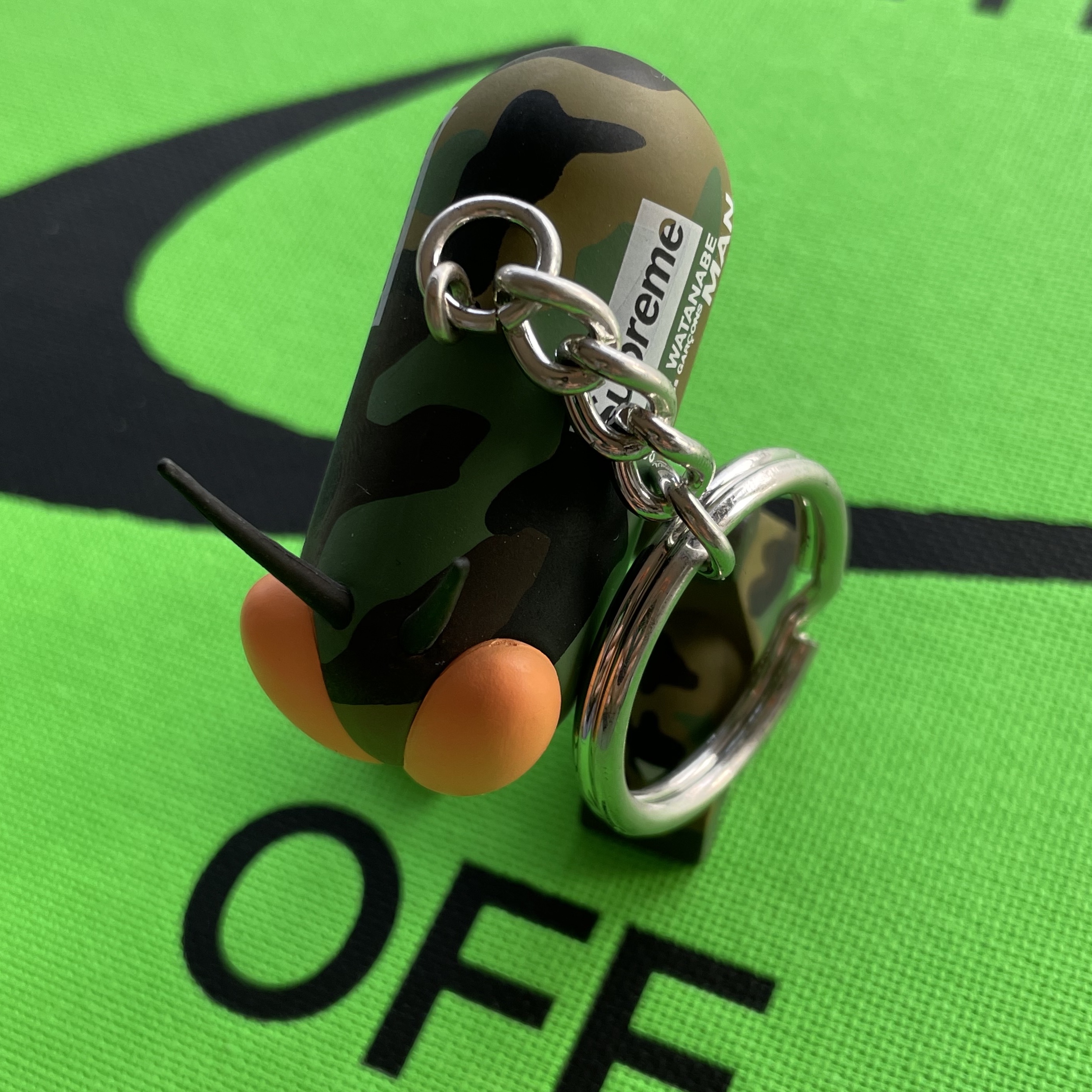 Supreme x Comme des Garcons Junya Watanabe Man Bug Keychain Woodland Camo - 21FW 착용 스타일 - 1