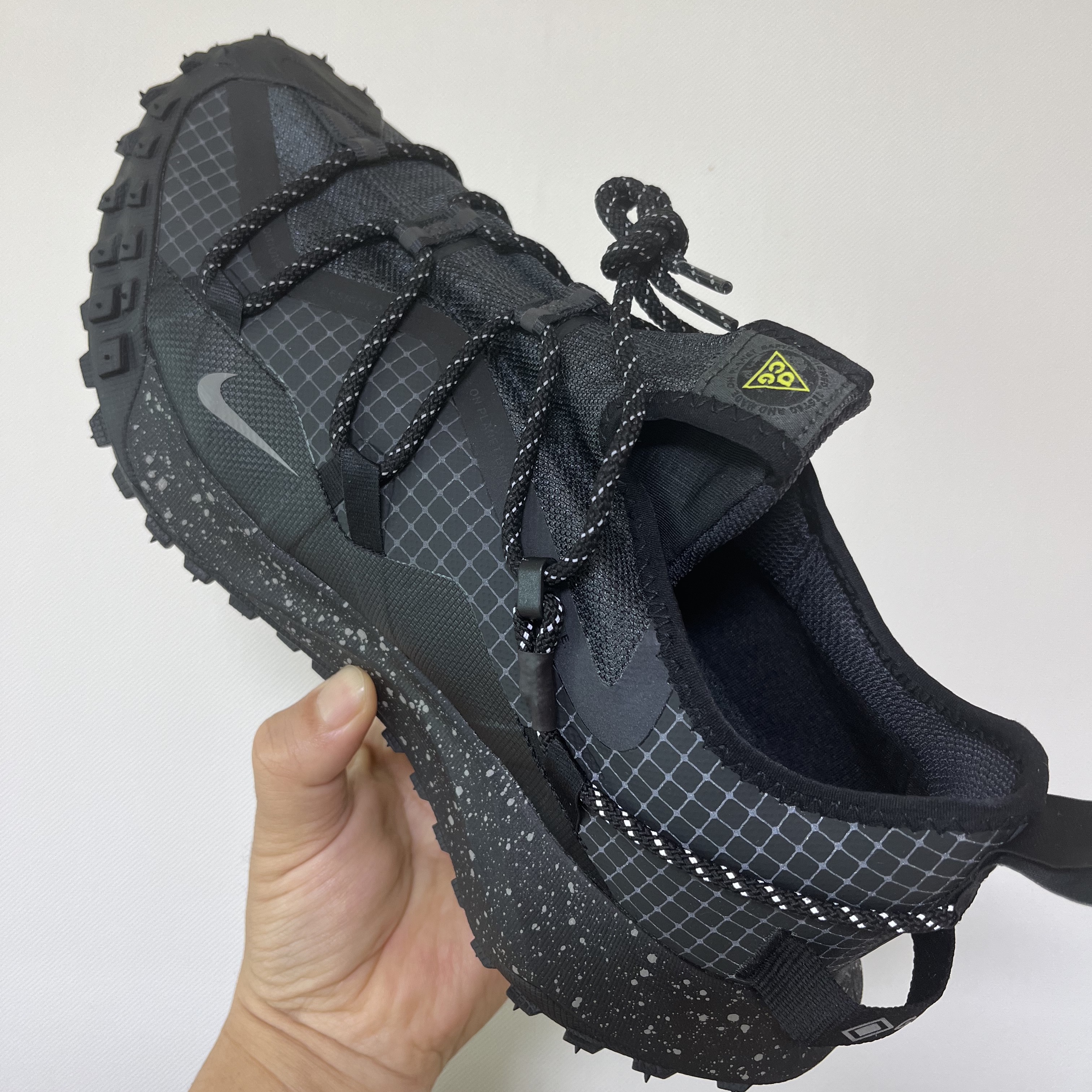 Nike ACG Mountain Fly Low Gore-Tex SE Dark Smoke Grey 착용 스타일 - 2