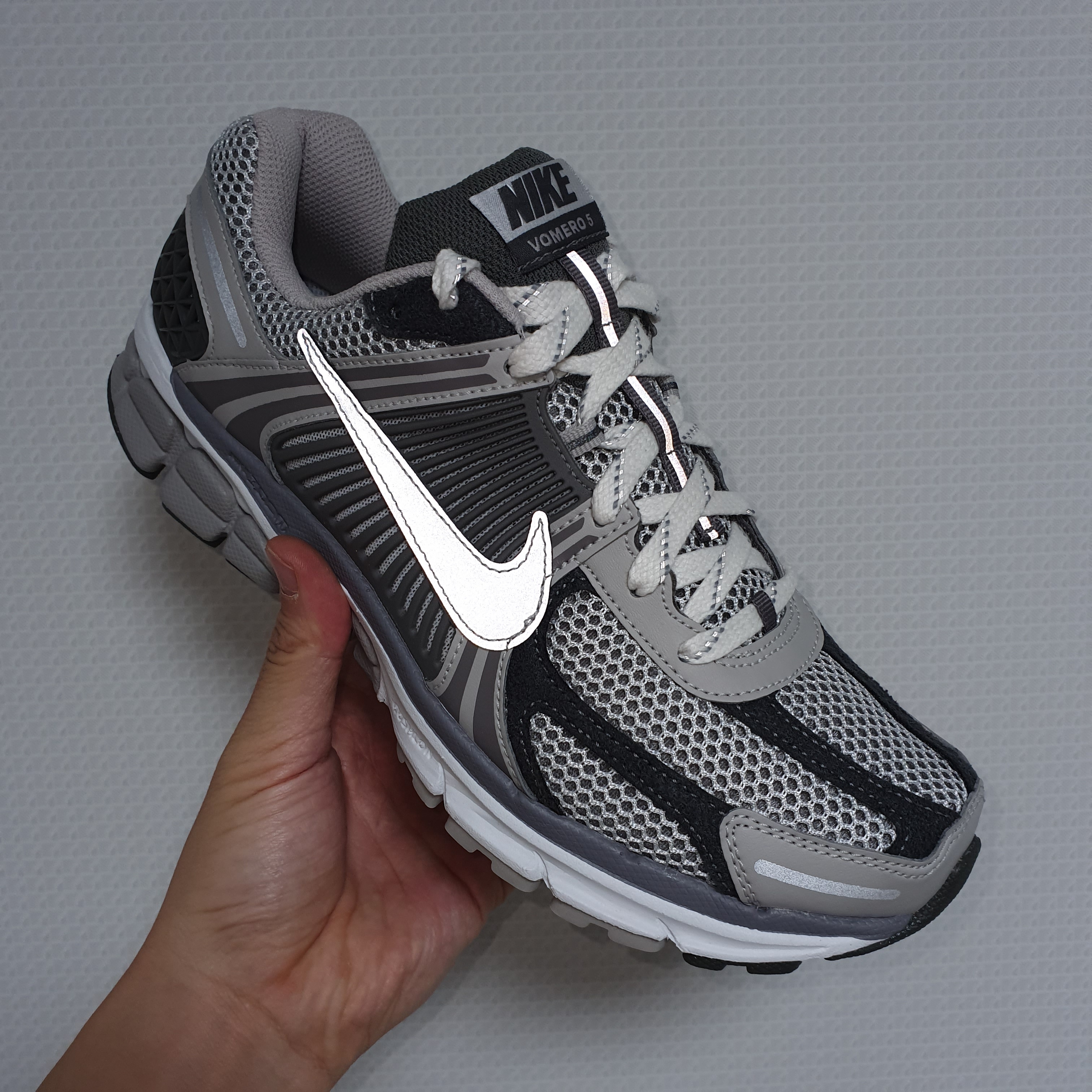 Nike Zoom Vomero 5 PRM Light Iron Ore and Flat Fewter 착용 스타일 - 2