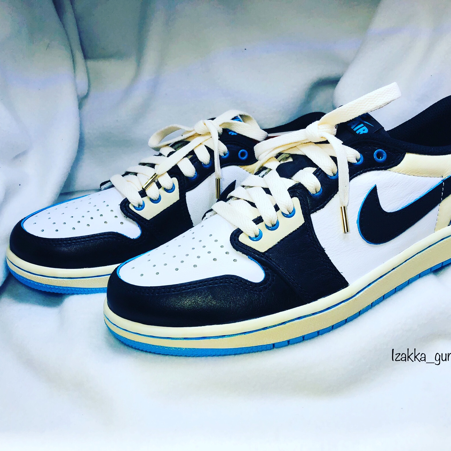 Jordan 1 Retro Low OG Black and Dark Powder Blue 착용 스타일