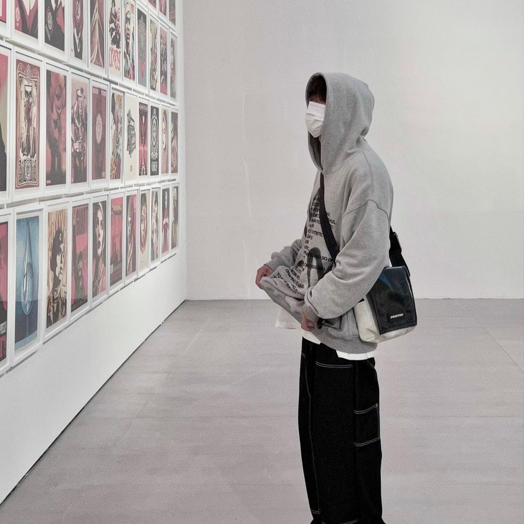 [KREAM 단독] The Museum Visitor Heart Sprayed Hoody Grey - 22PF 착용 스타일 - 2