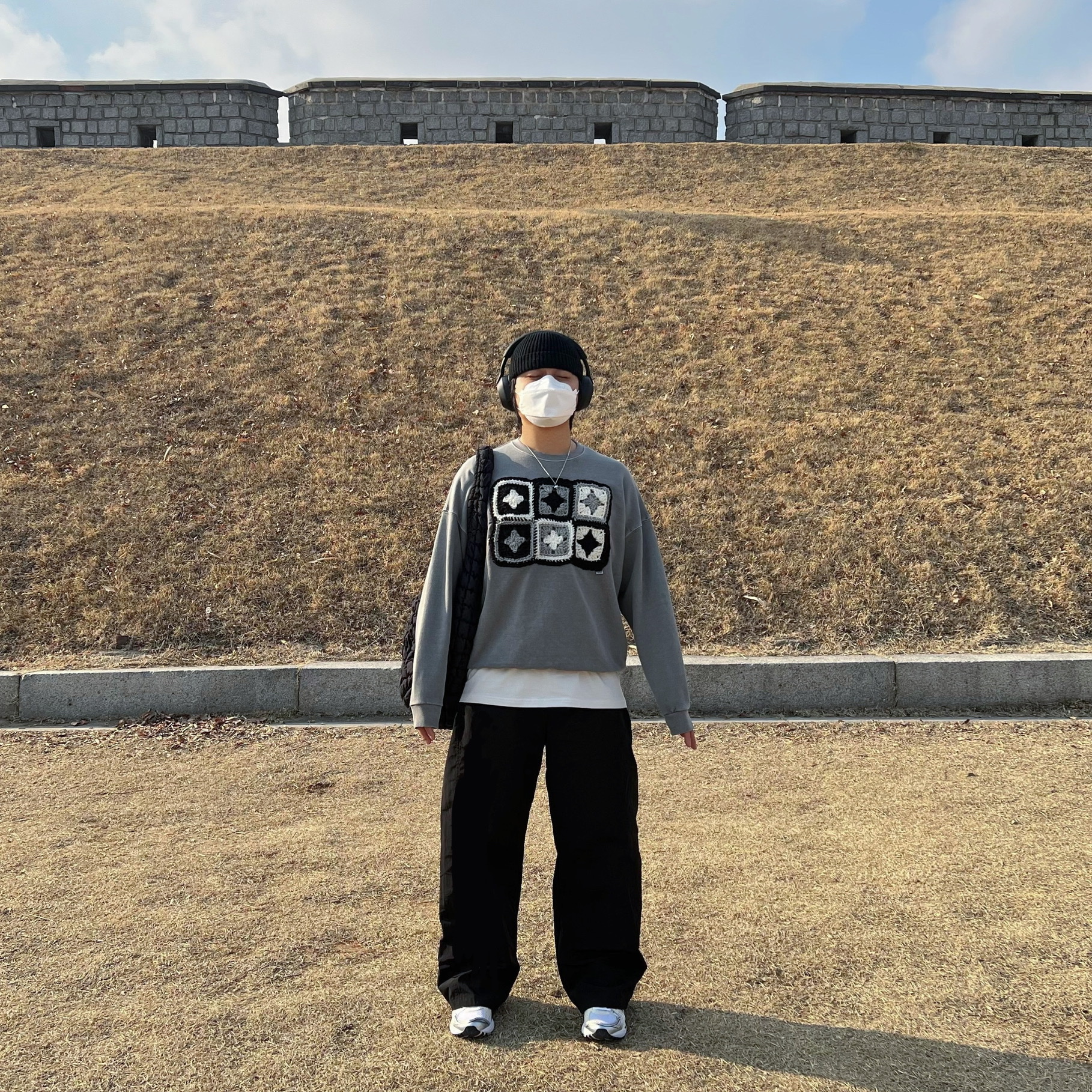 (W) Asics Gel-Kayano 14 White Midnight, COS Quilted Oversized Shoulder Bag Black 착용 스타일 - 1