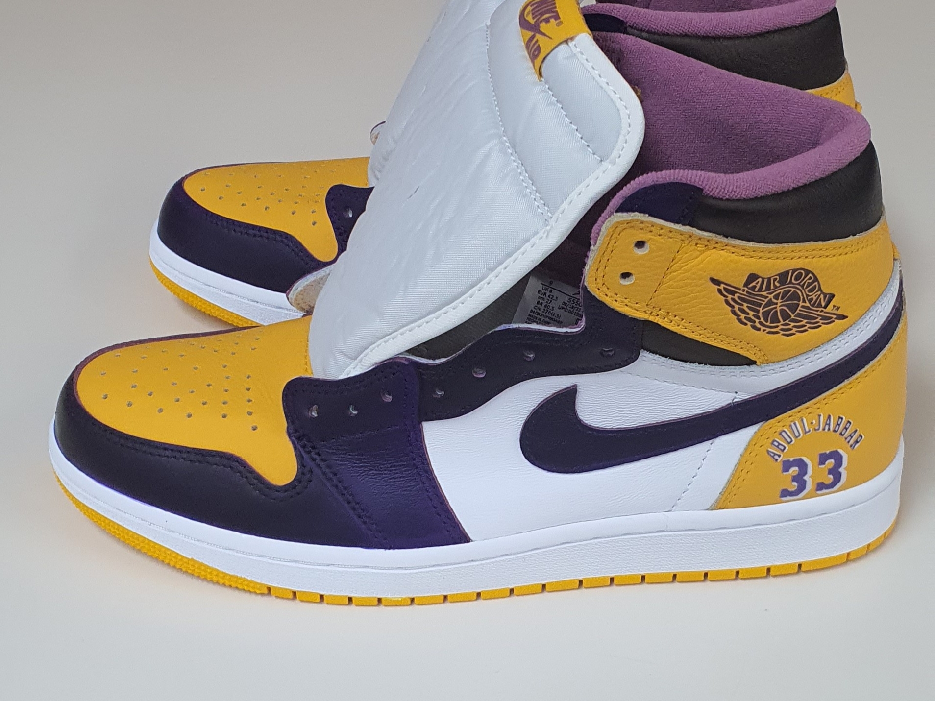 Jordan 1 Retro High OG University Gold Light Bordeaux 착용 스타일 - 3