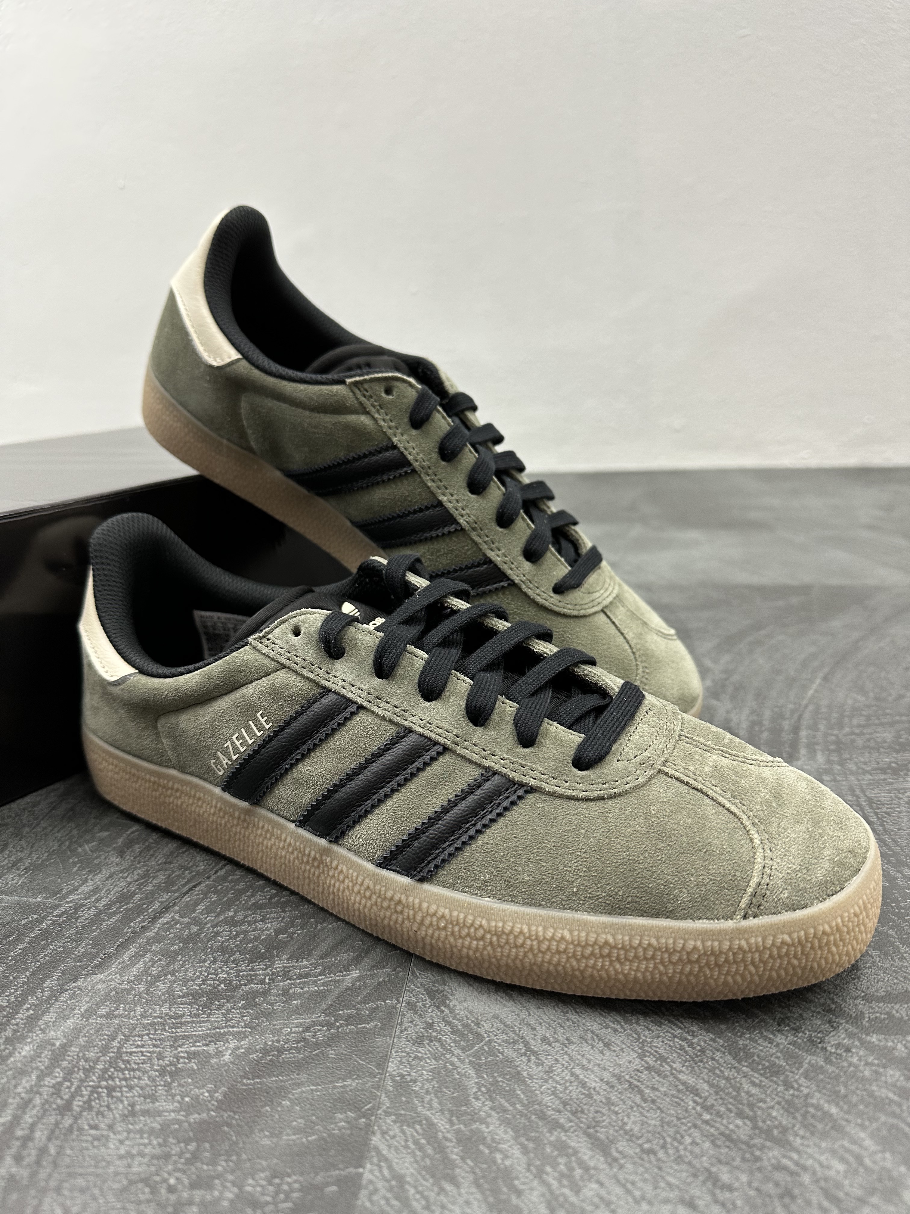 Adidas Gazelle ADV Olive Strata Core Black 착용 스타일 - 2
