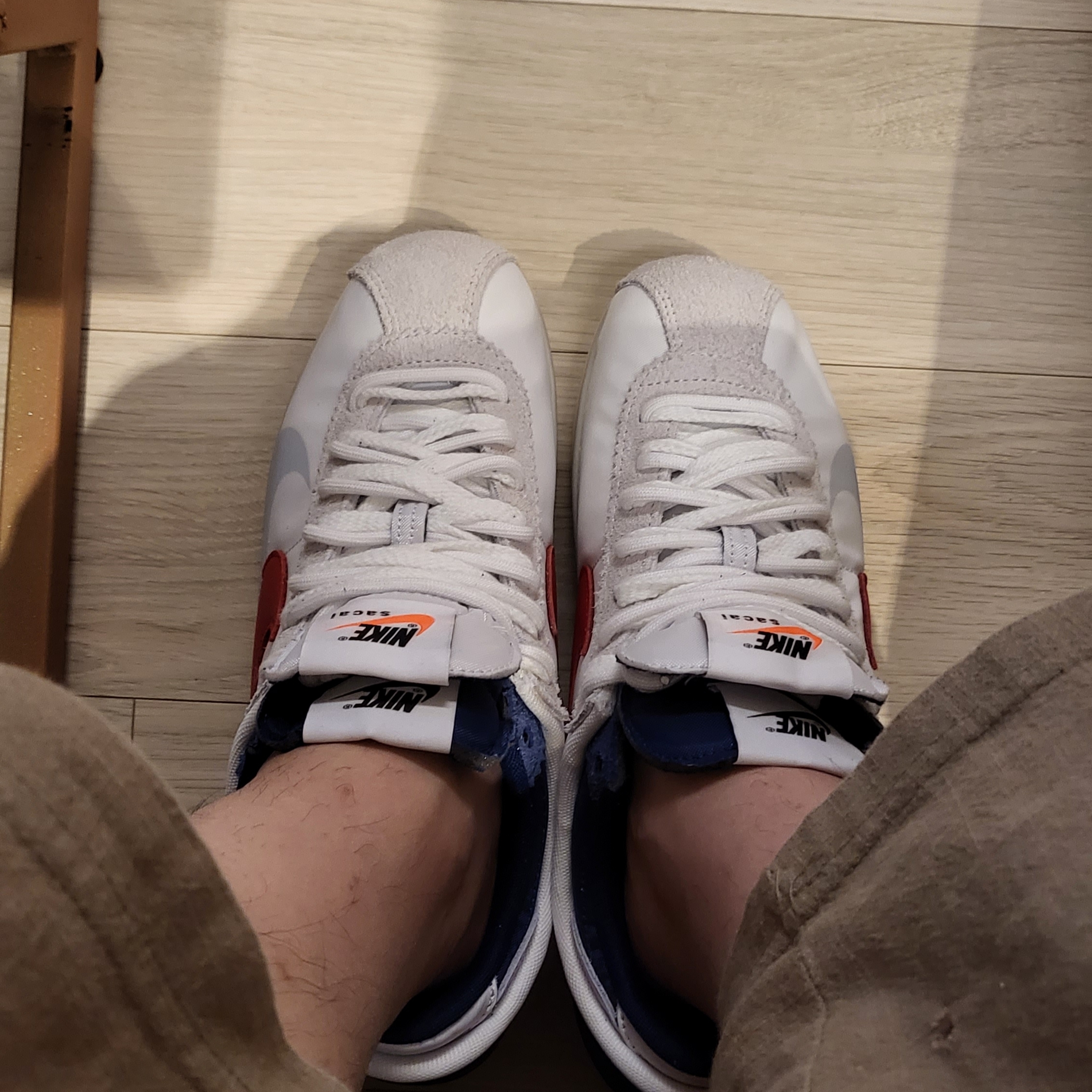 Nike x Sacai Zoom Cortez SP White and University Red 착용 스타일 - 2