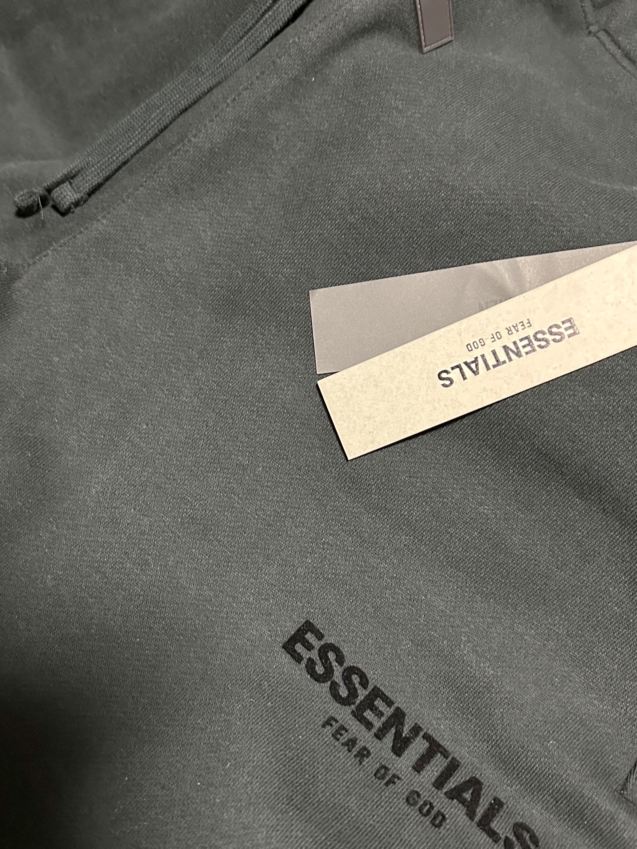 Essentials The Core Collection Relaxed Sweatpants Stretch Limo 착용 스타일