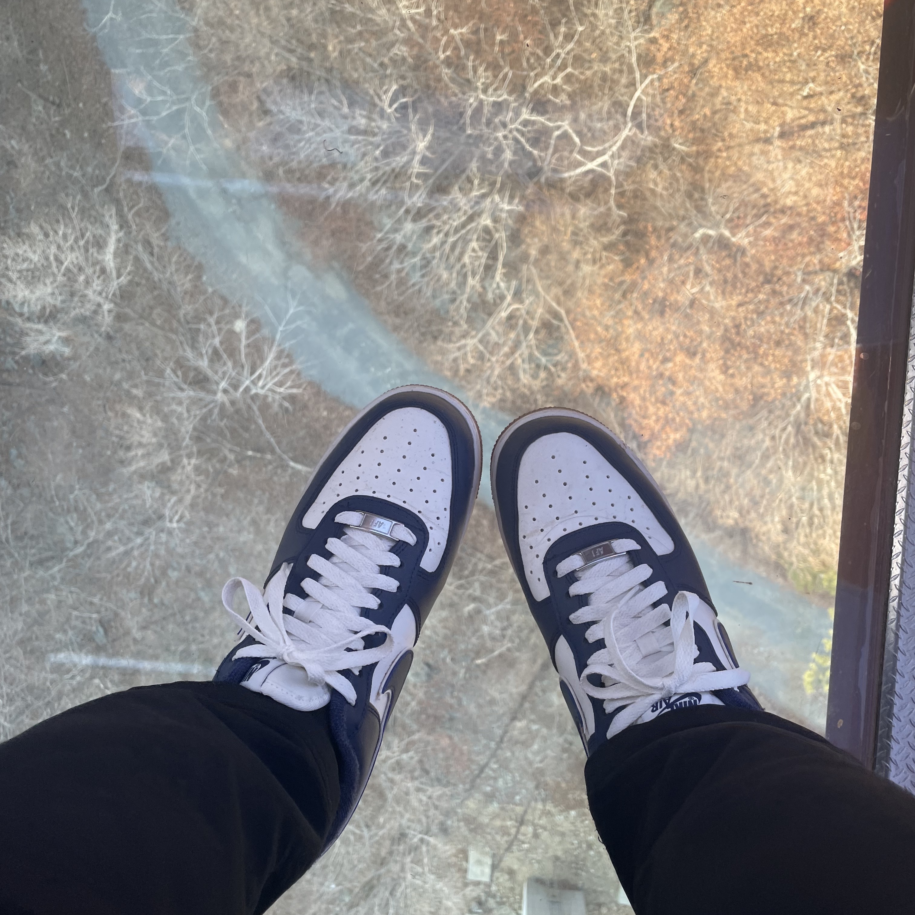 Nike Air Force 1 '07 LV8 Midnight Navy 착용 스타일