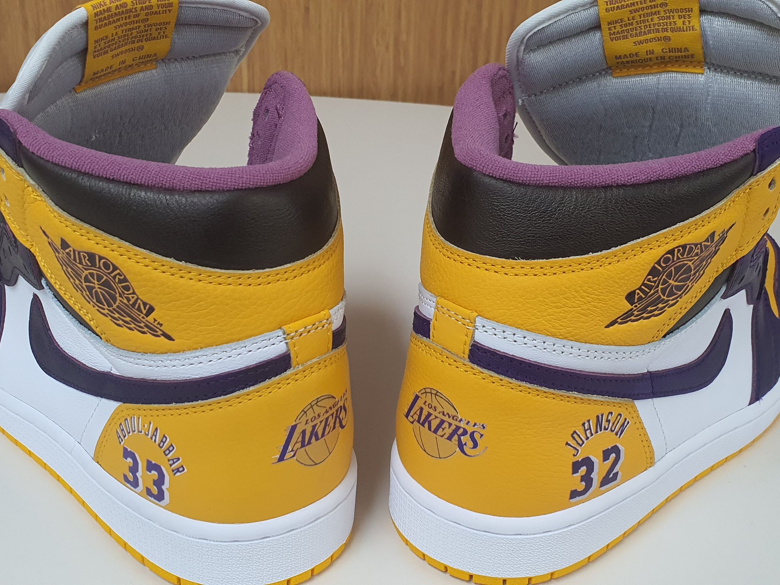 Jordan 1 Retro High OG University Gold Light Bordeaux 착용 스타일 - 1