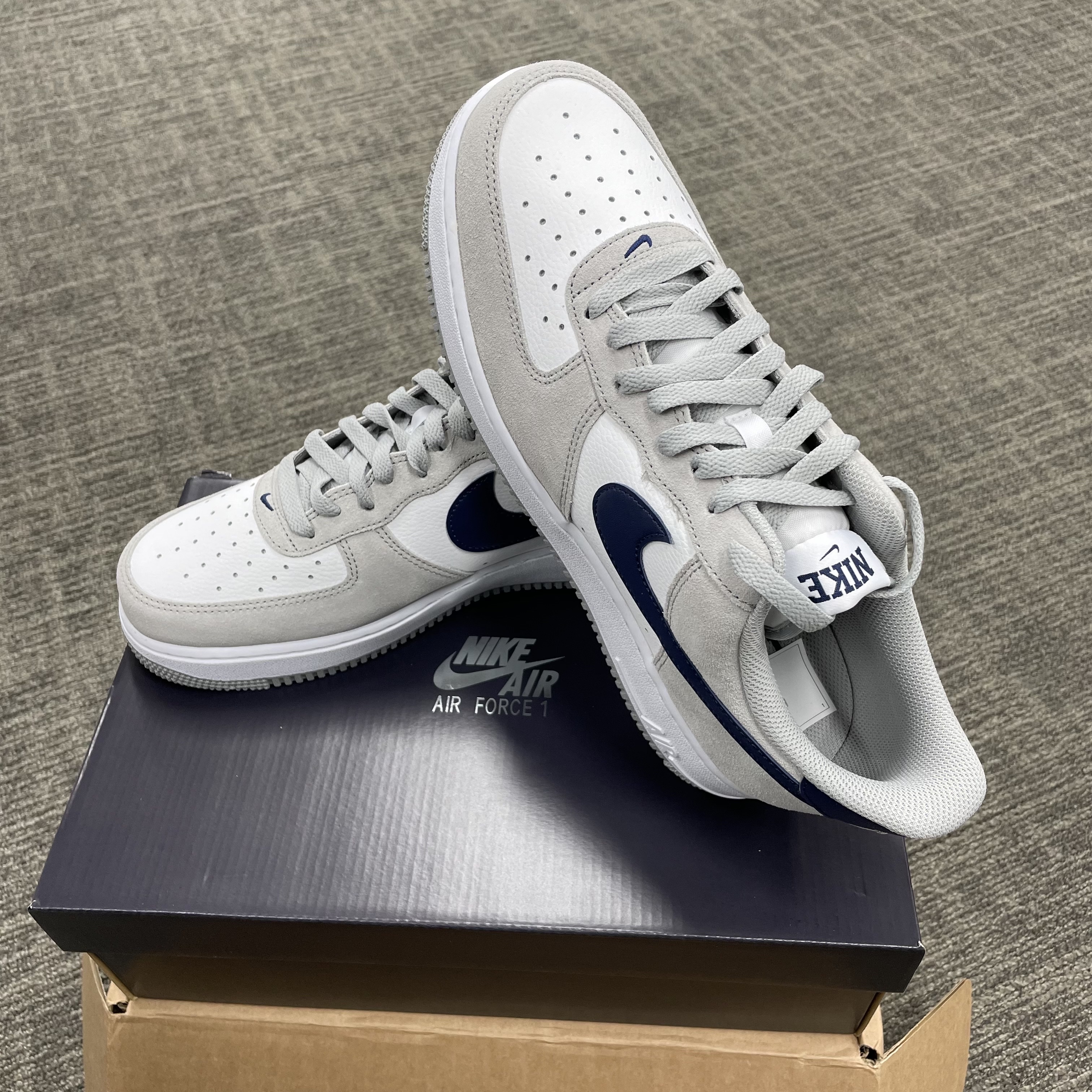 Nike Air Force 1 '07 Light Smoke Grey Midnight Navy 착용 스타일 - 1