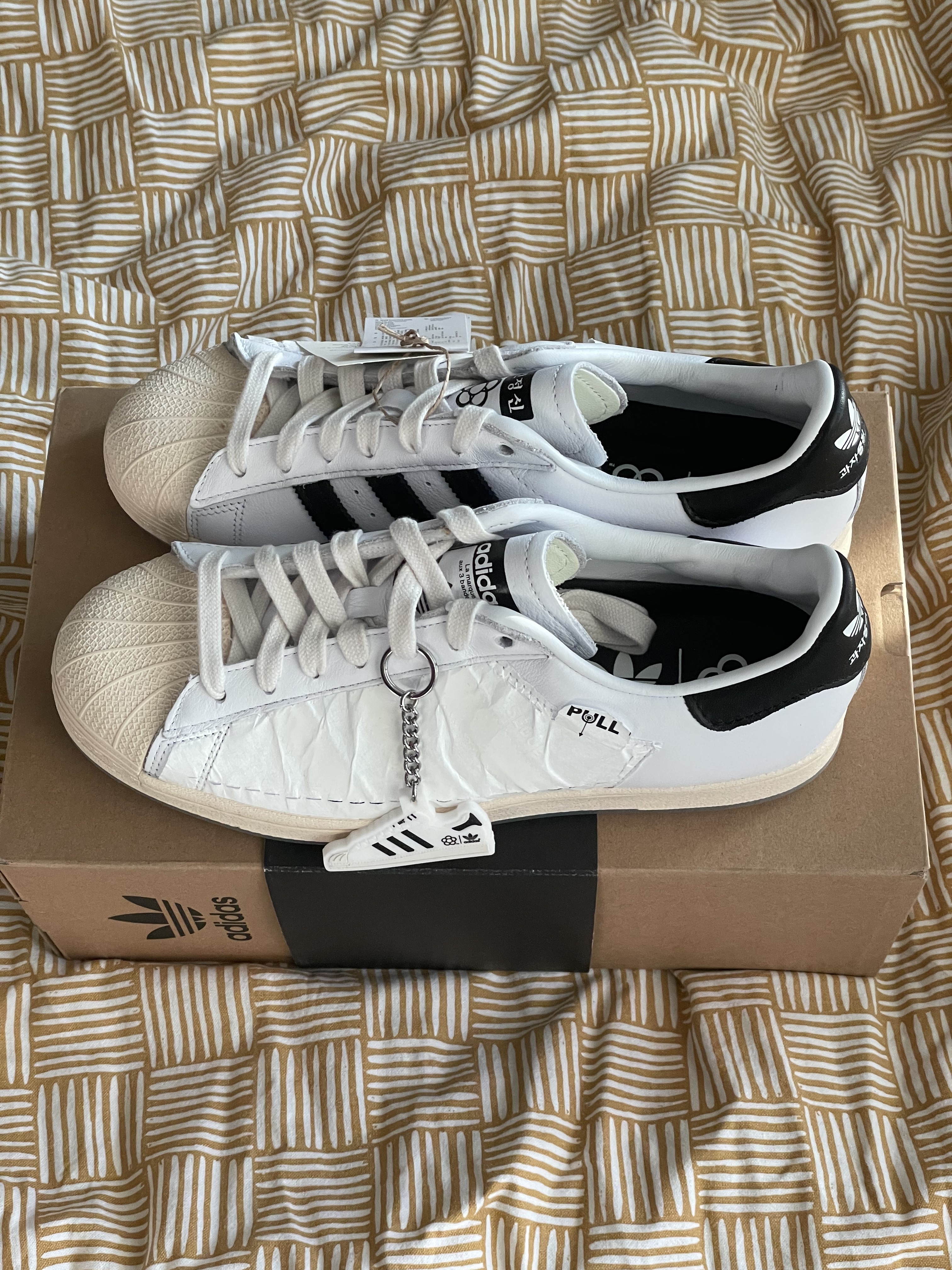 Adidas x Taegeukdang Superstar White Black 착용 스타일 - 4