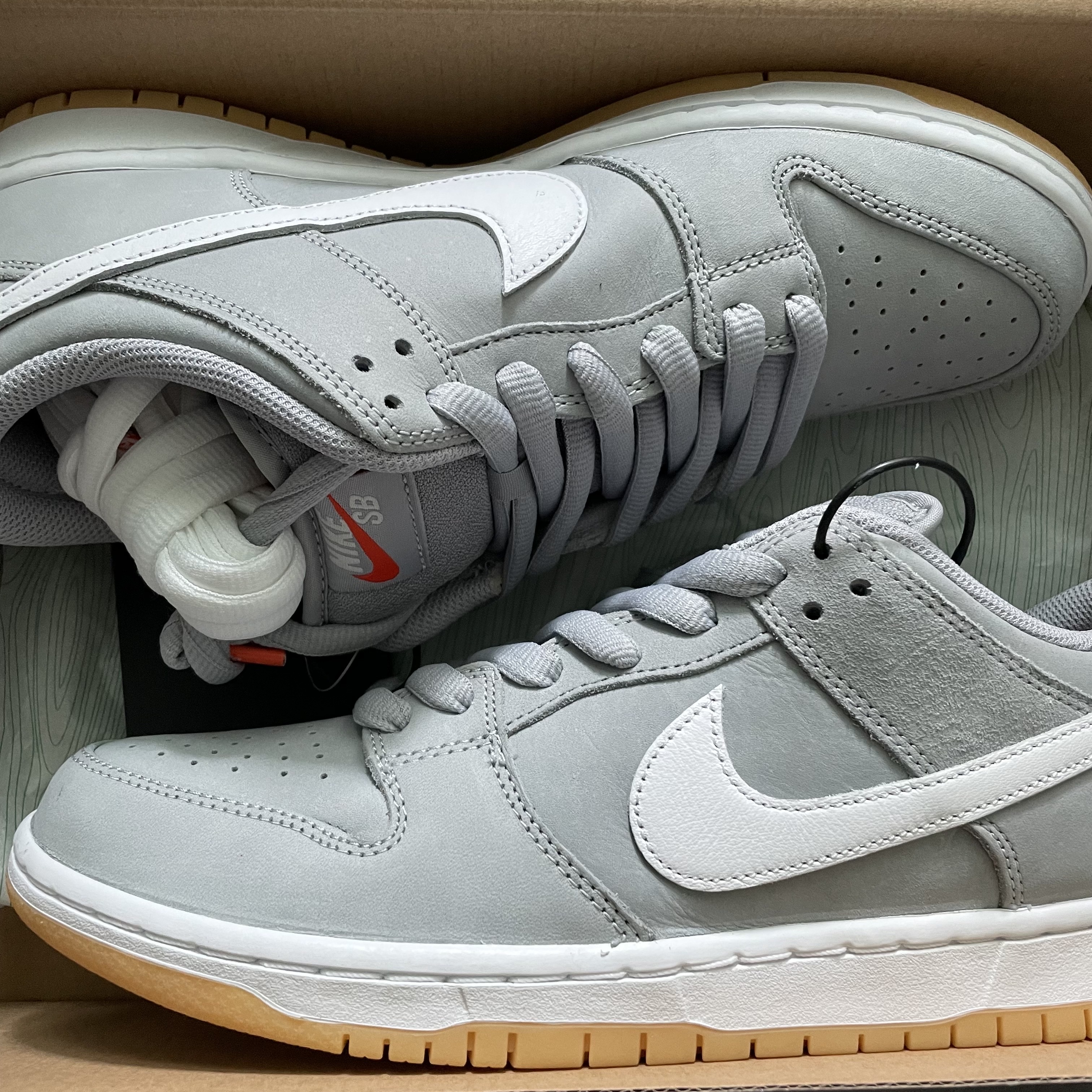 Nike Dunk Low Pro SB Wolf Grey White 착용 스타일 - 1