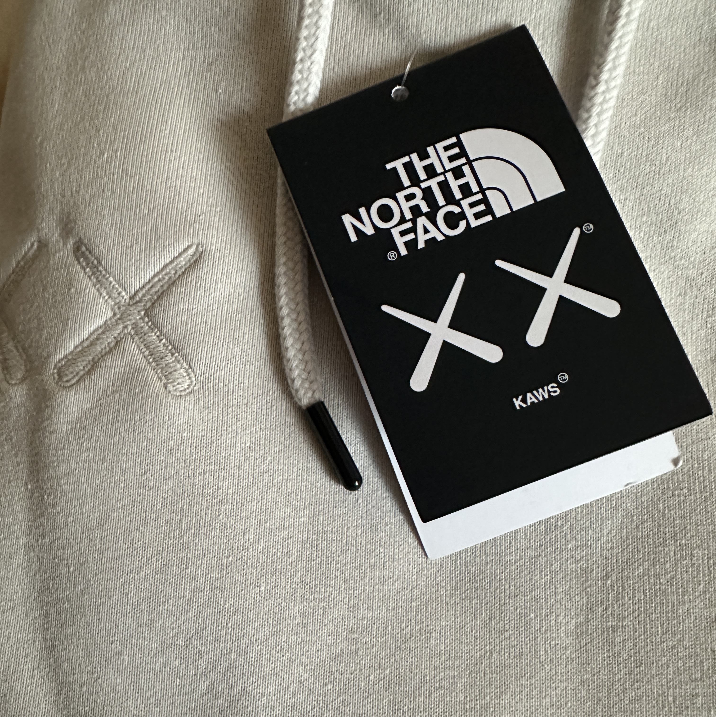 The North Face x Kaws Hoodie Moonlight Ivory - 22FW 착용 스타일 - 1
