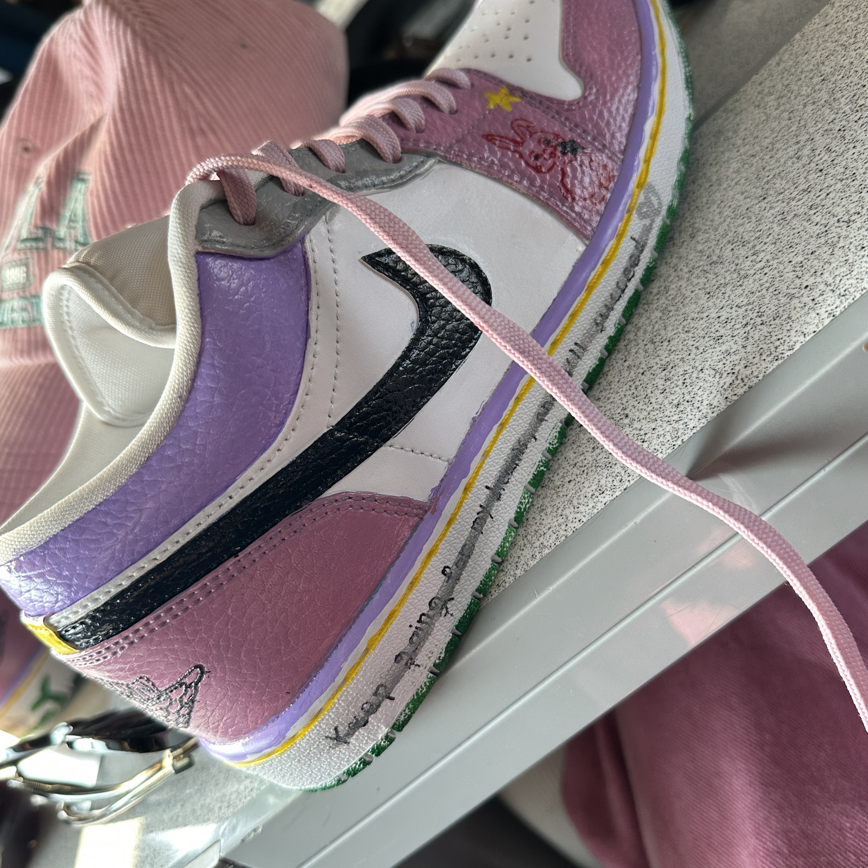 Jordan 1 Low Triple White Tumbled Leather 2020 착용 스타일 - 4