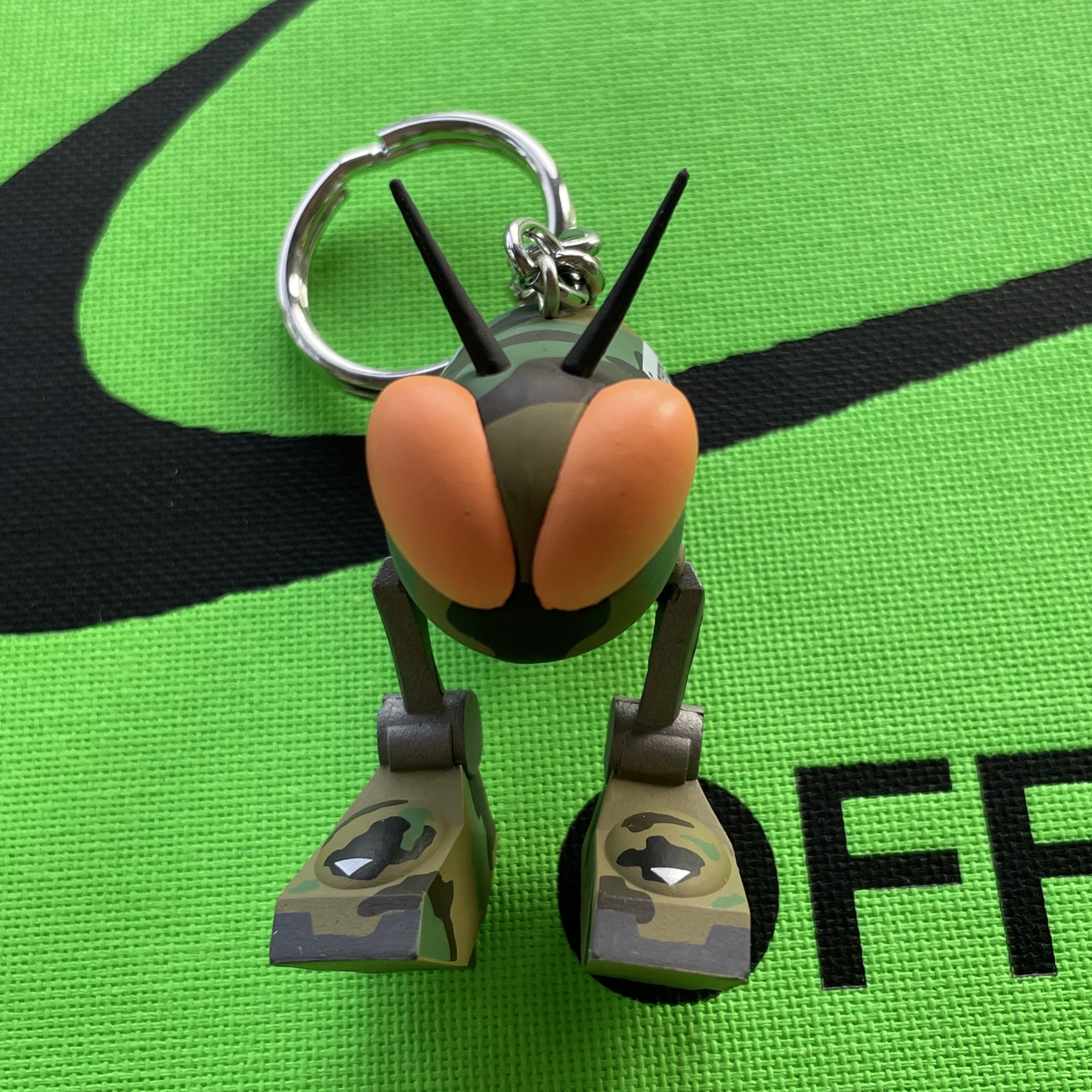 Supreme x Comme des Garcons Junya Watanabe Man Bug Keychain Woodland Camo - 21FW 착용 스타일 - 4