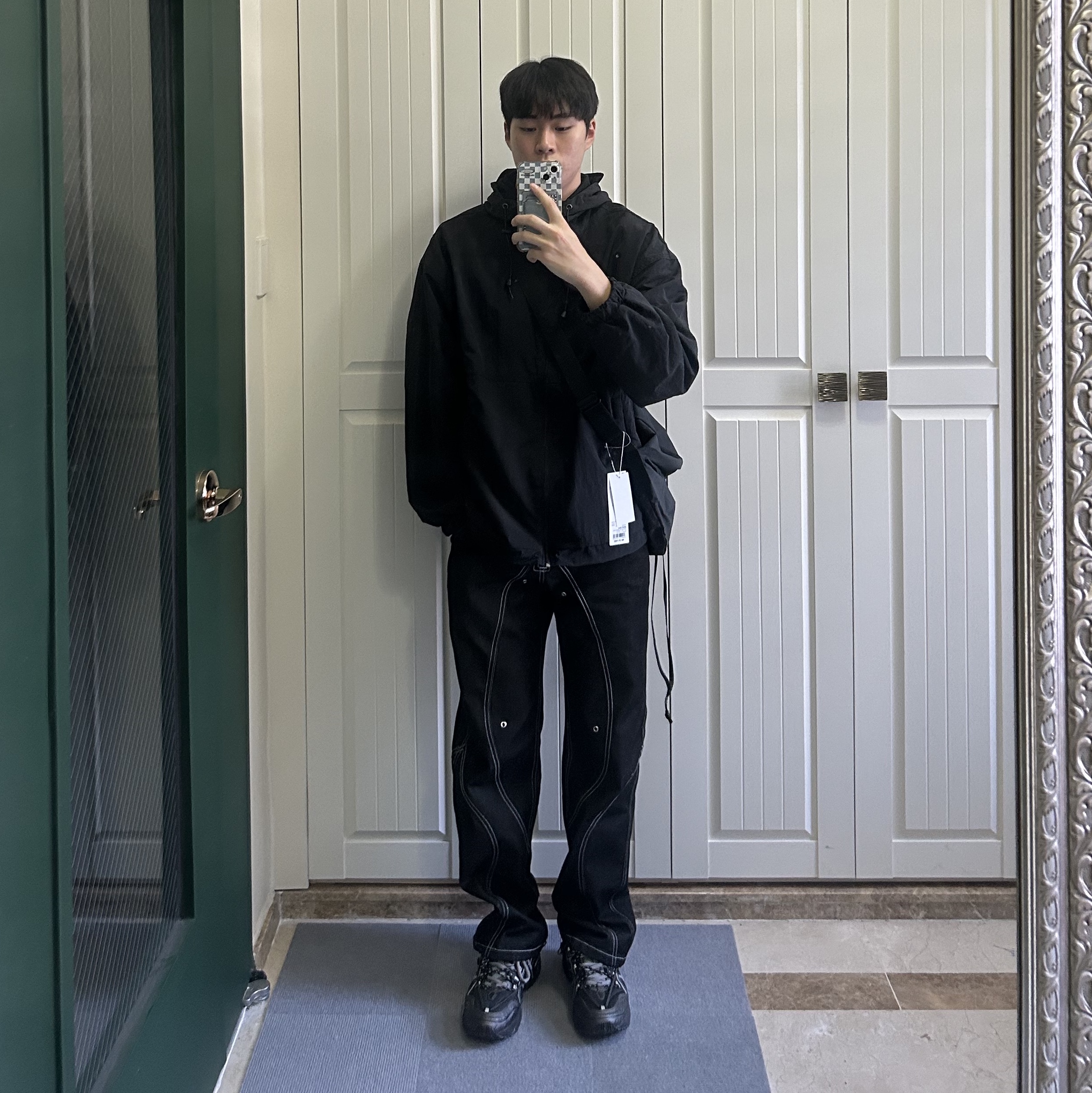 Asics x Andersson Bell Gel-1090 Black Silver, Uniqlo U Drawstring Shoulder Bag Black 착용 스타일 - 2