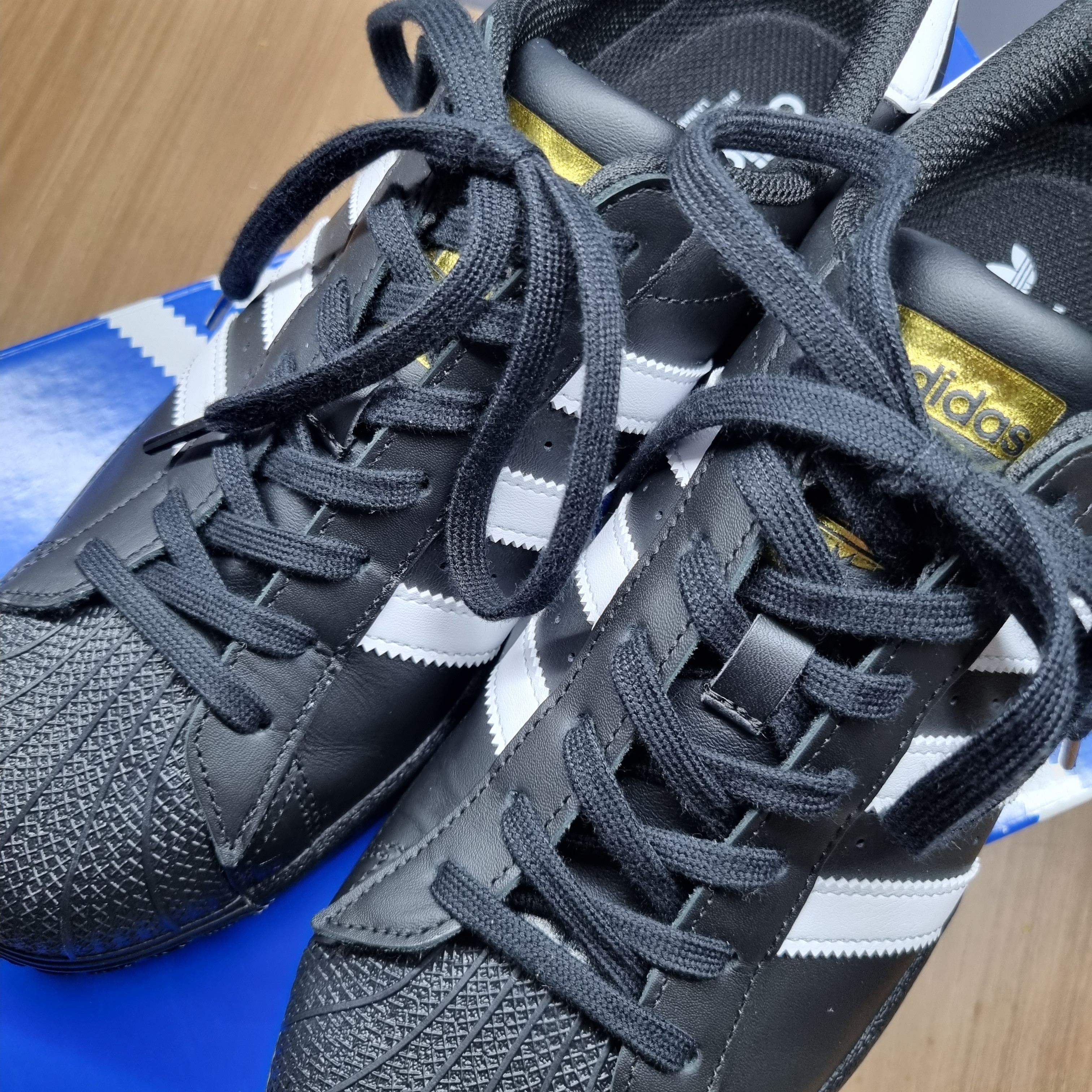 Adidas Superstar Core Black White 착용 스타일