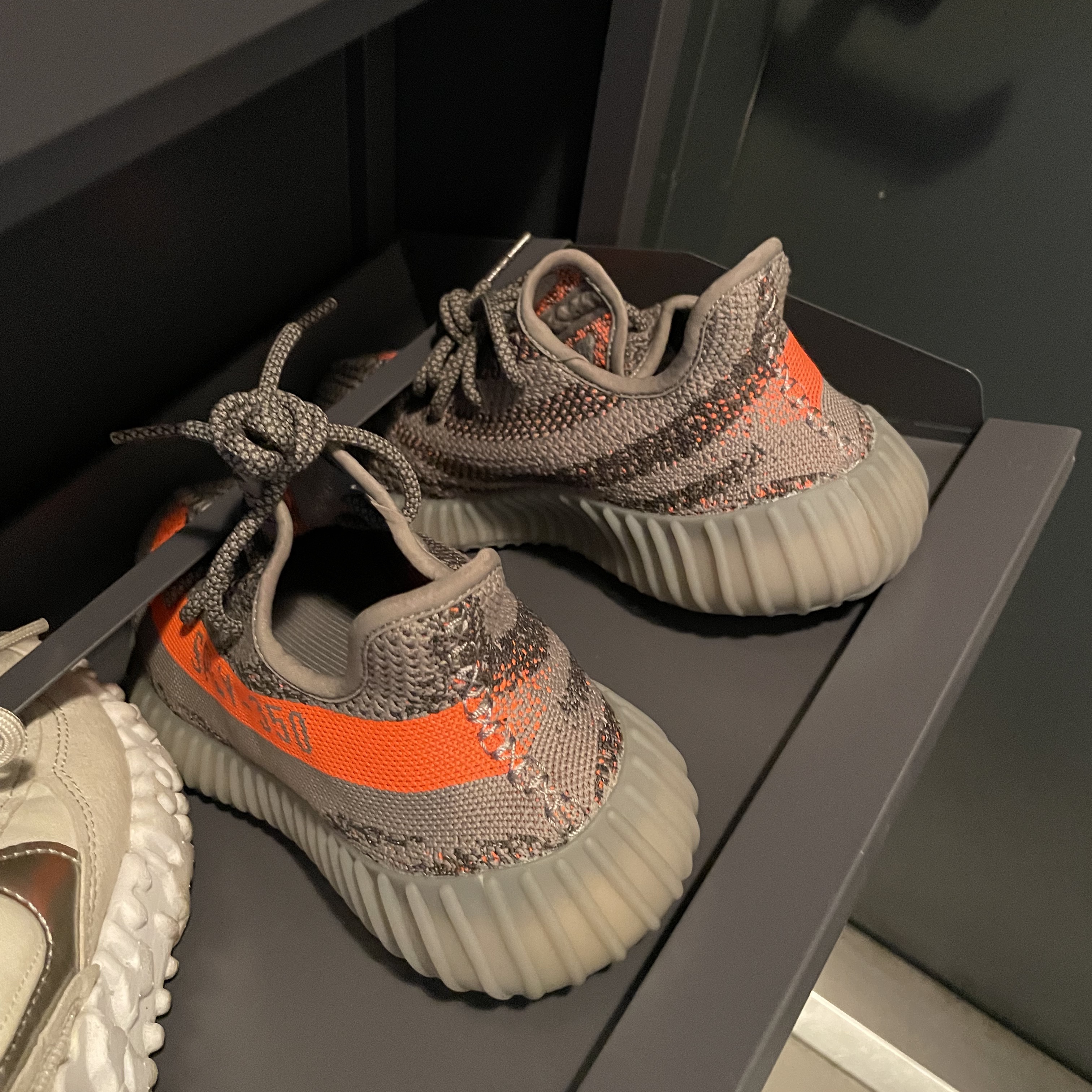 Adidas Yeezy Boost 350 V2 Beluga - Reflective 착용 스타일