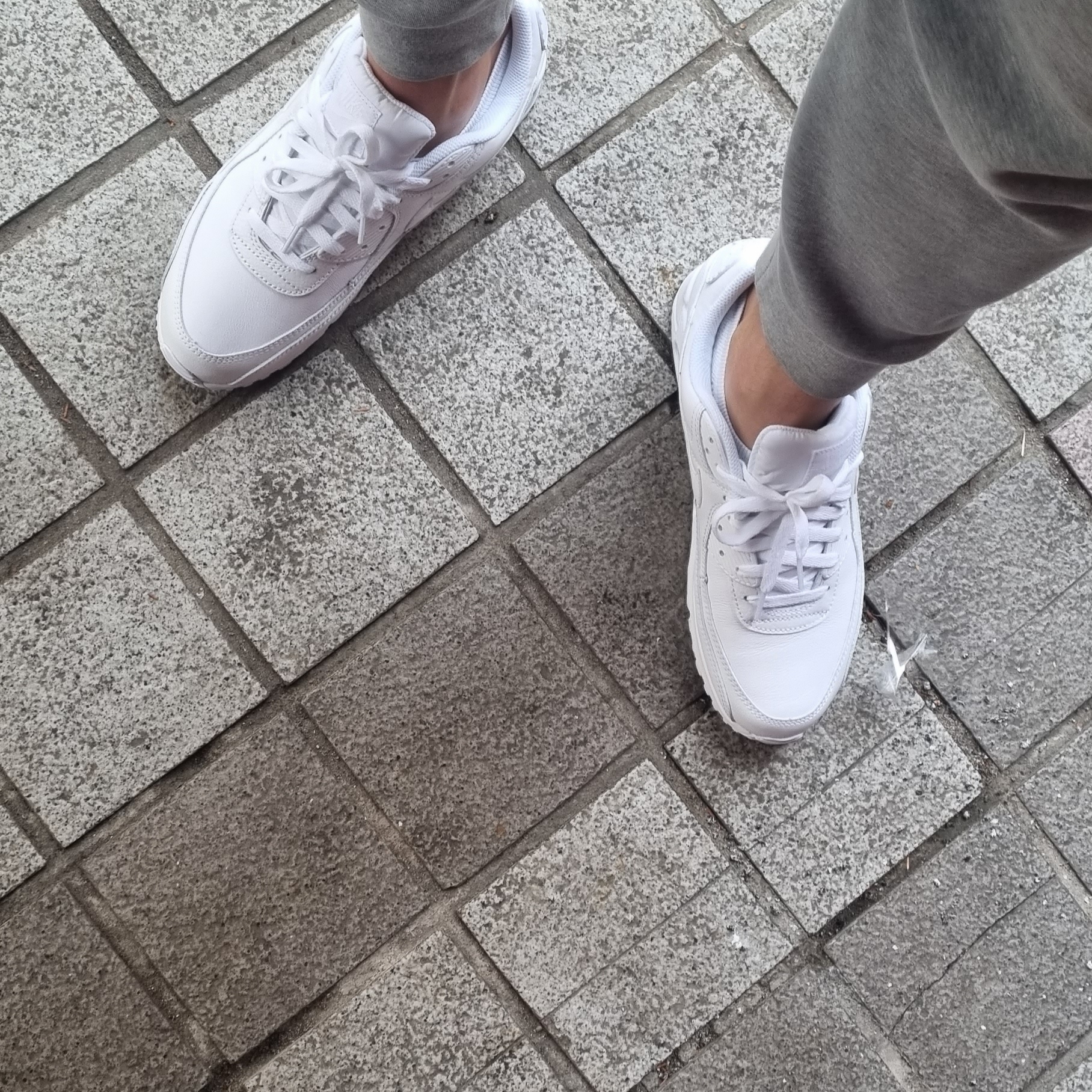 Nike Air Max 90 LTR Triple White 착용 스타일 - 2
