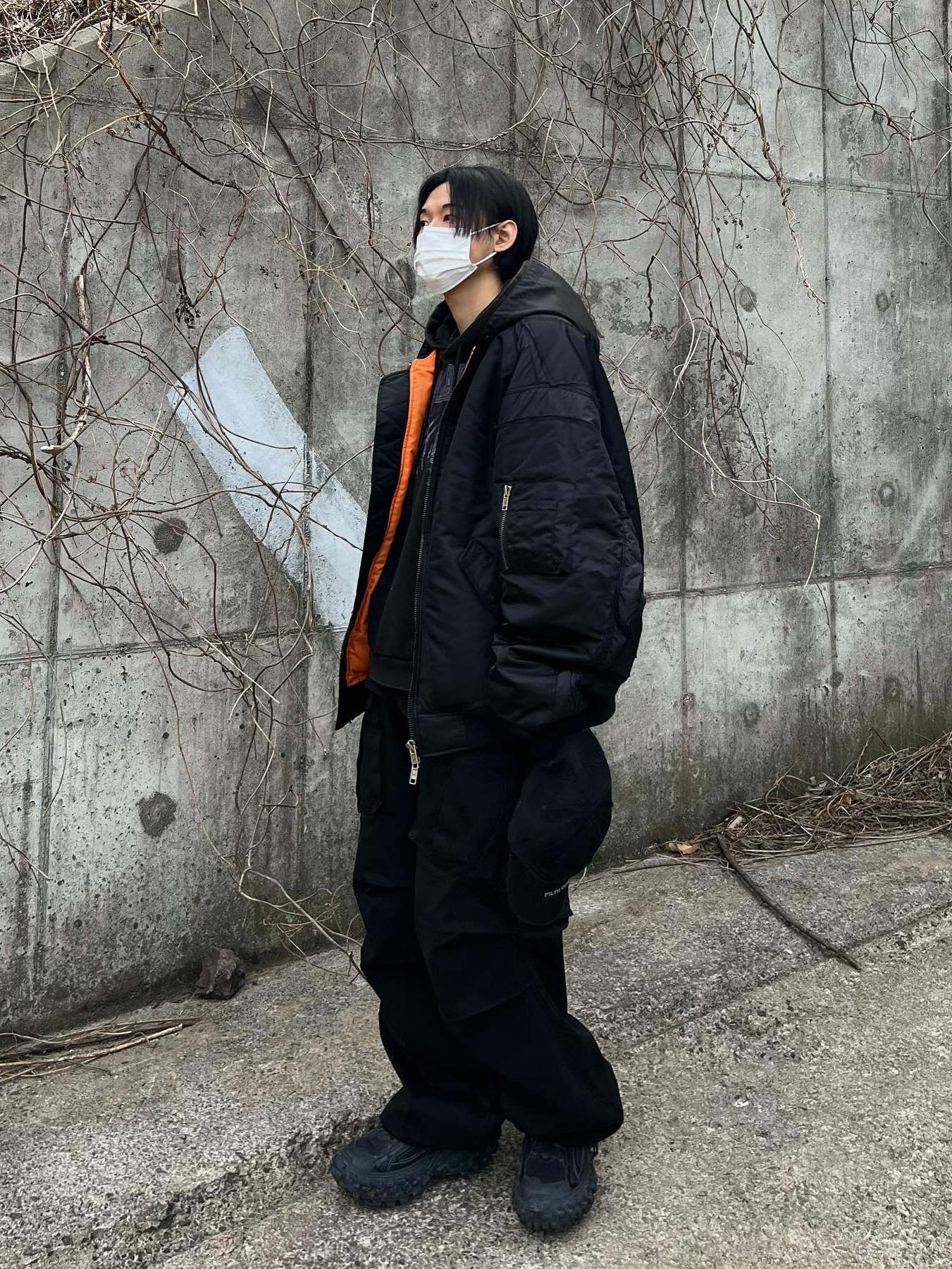 Balenciaga Defender Sneakers Black 착용 스타일 - 2