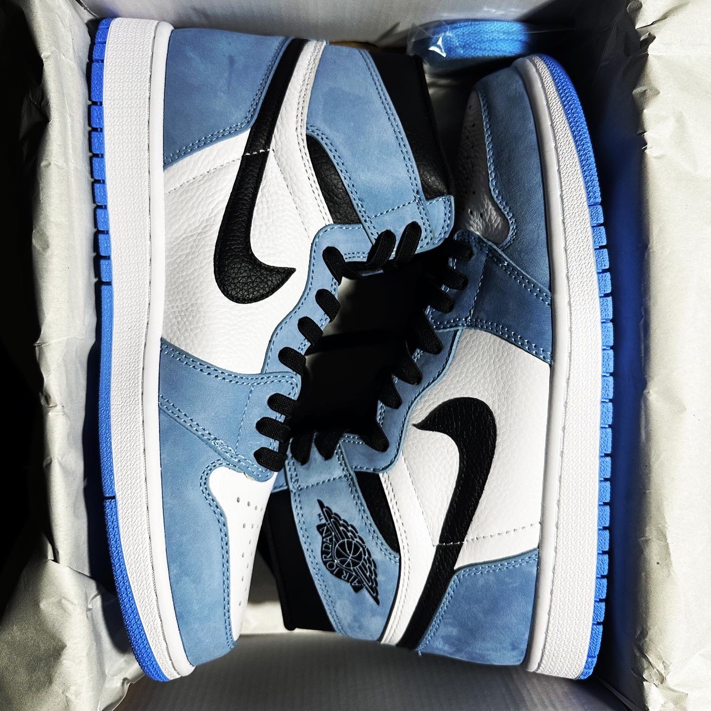 Jordan 1 Retro High OG University Blue 착용 스타일 - 4