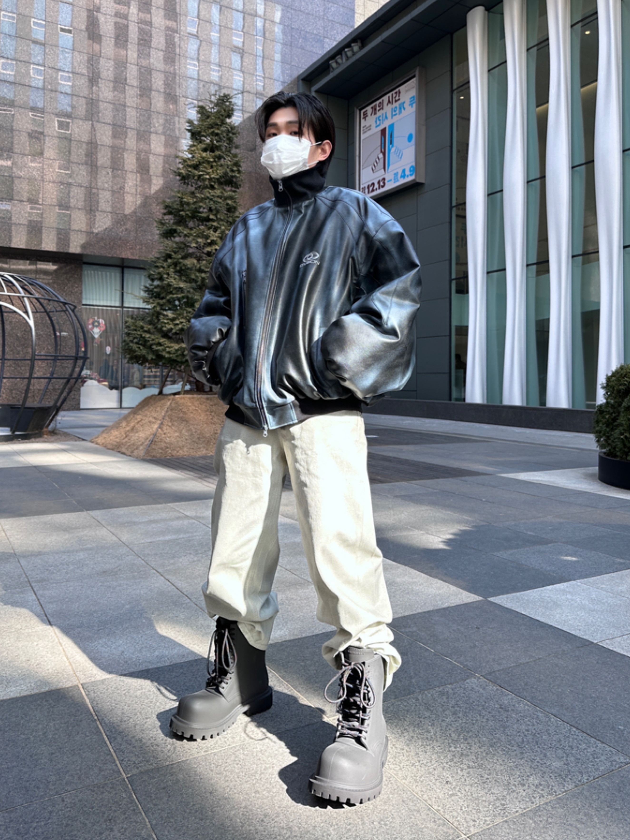 Balenciaga XL Army Boots Full Eva Black 착용 스타일 - 3
