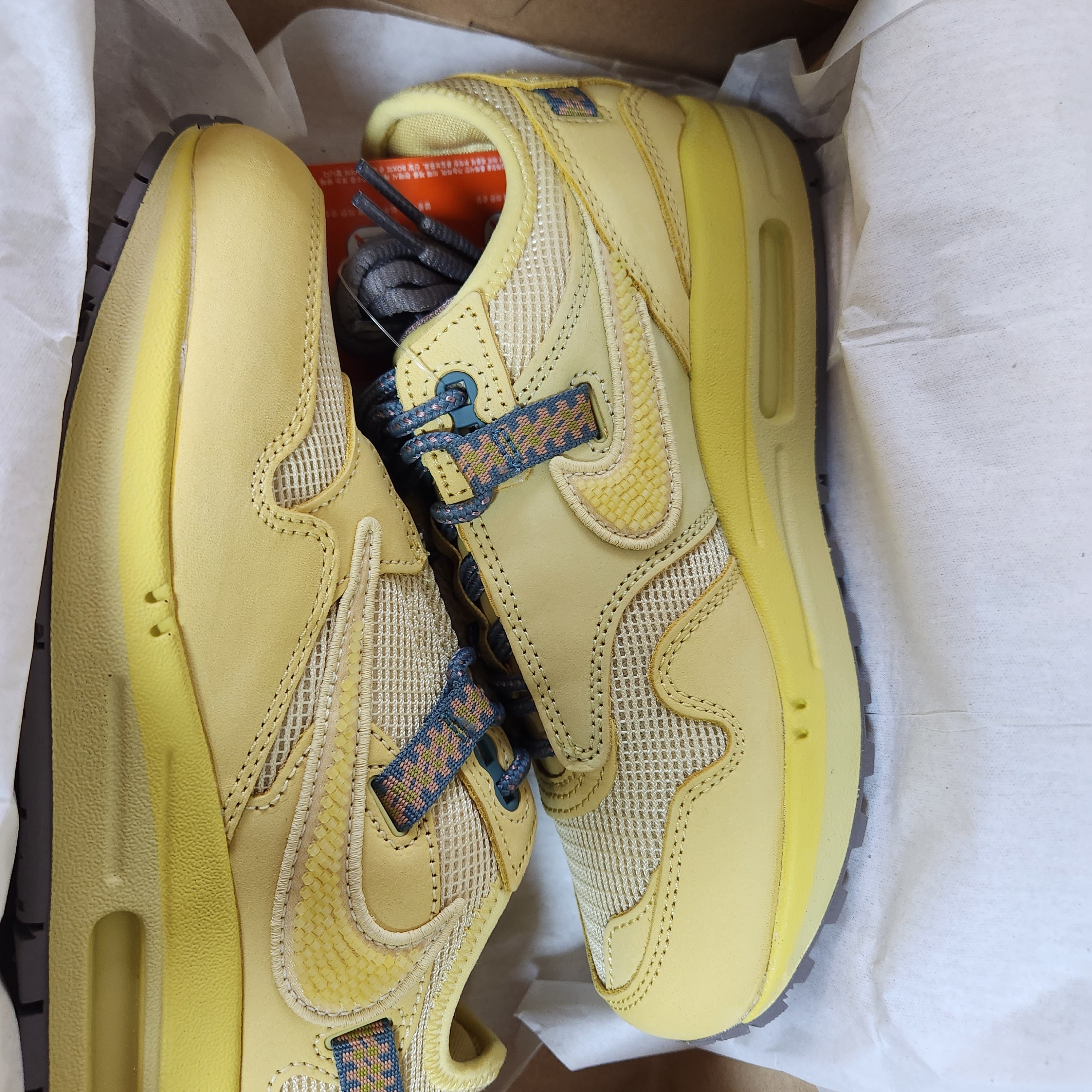 Nike x Travis Scott Air Max 1 Cact.us Gold 착용 스타일 - 1