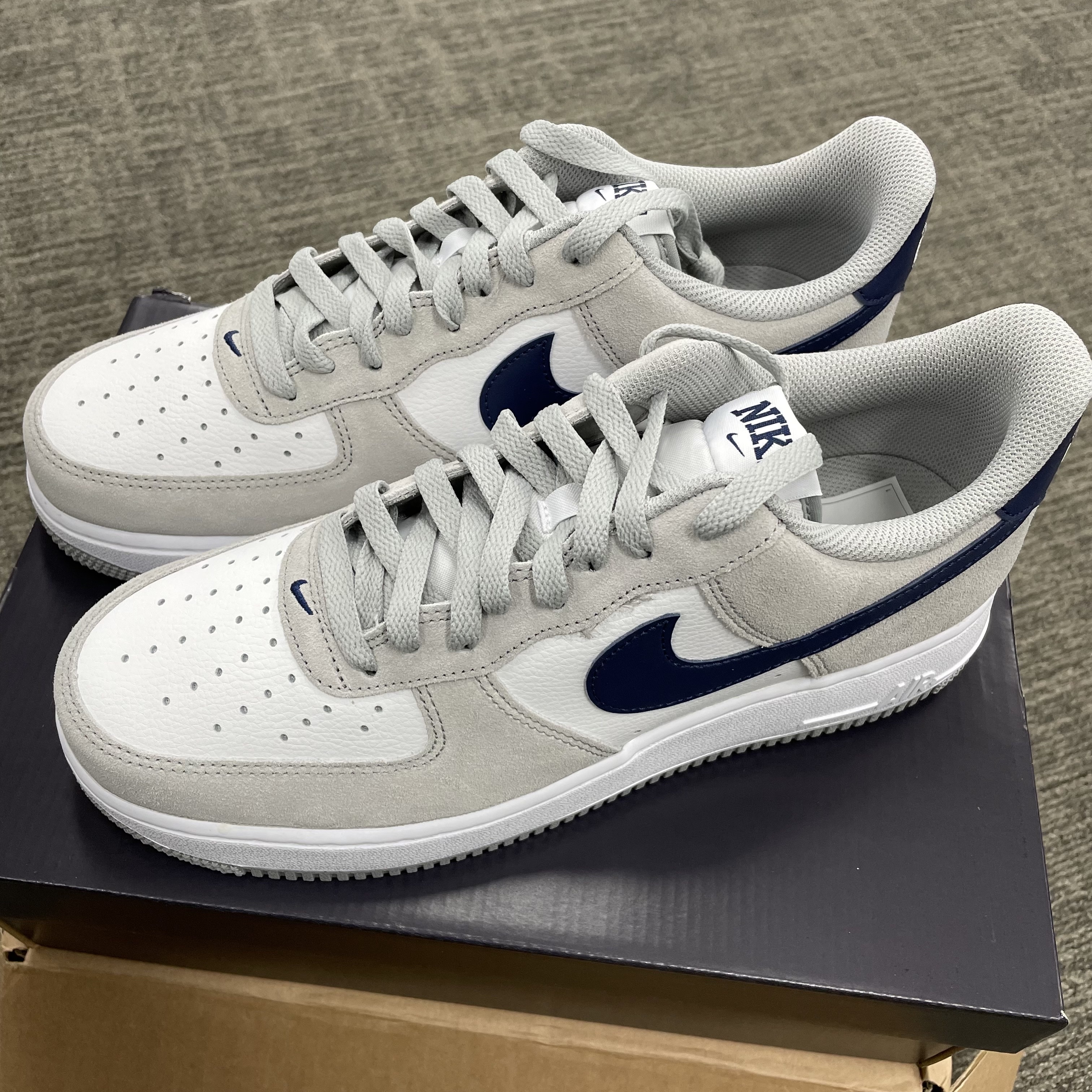 Nike Air Force 1 '07 Light Smoke Grey Midnight Navy 착용 스타일 - 2
