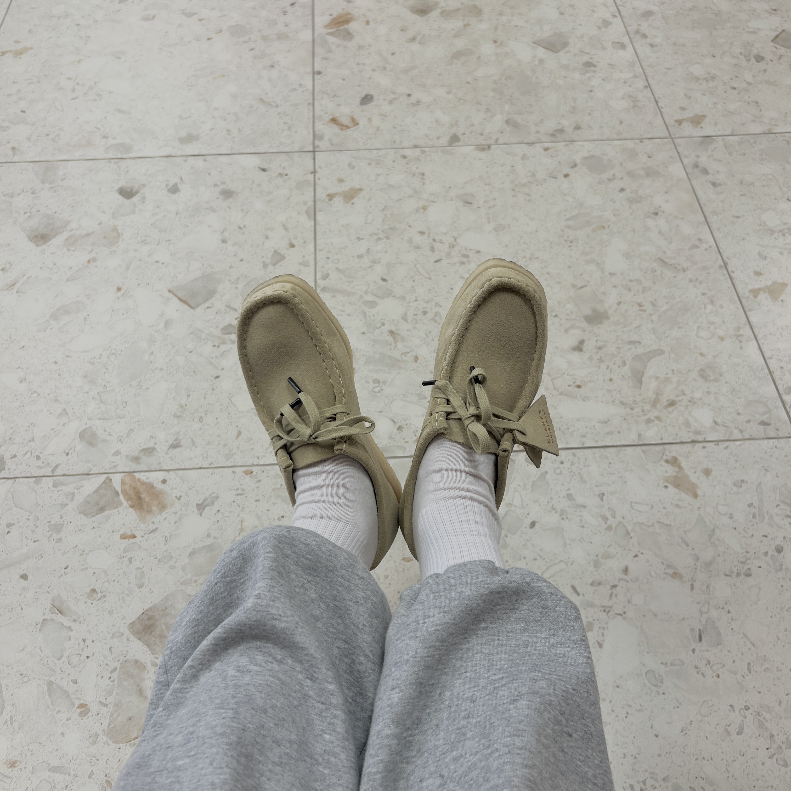 Clarks Wallabee Maple Suede 착용 스타일 - 1
