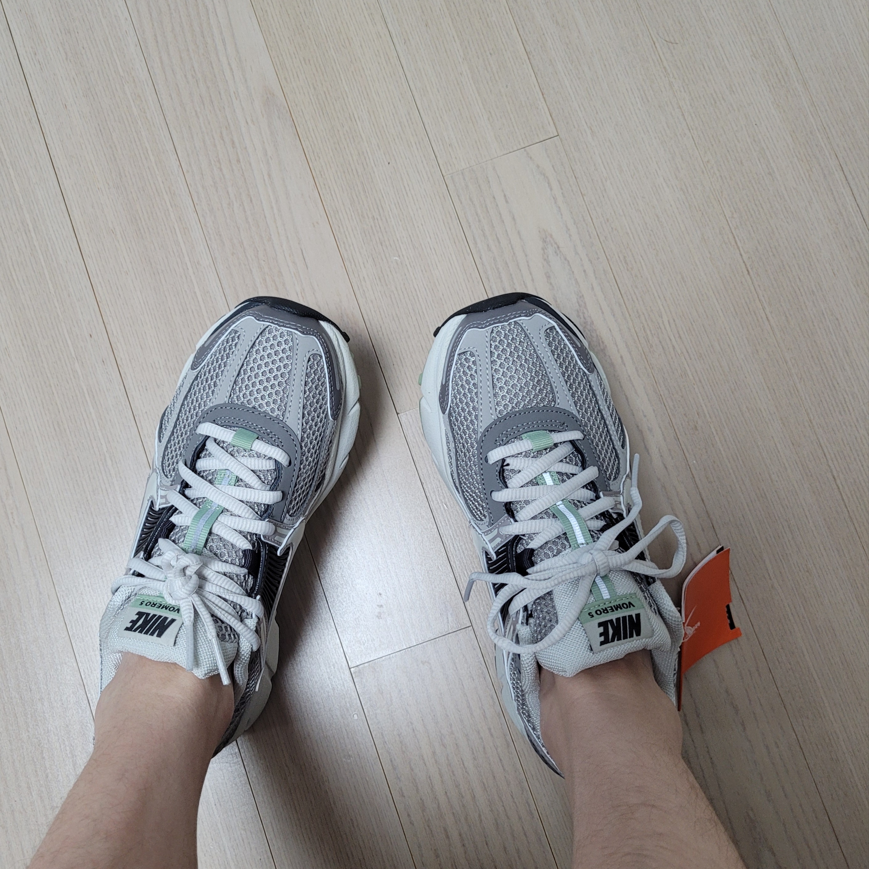 (W) Nike Zoom Vomero 5 Cobblestone and Flat Pewter 착용 스타일 - 2