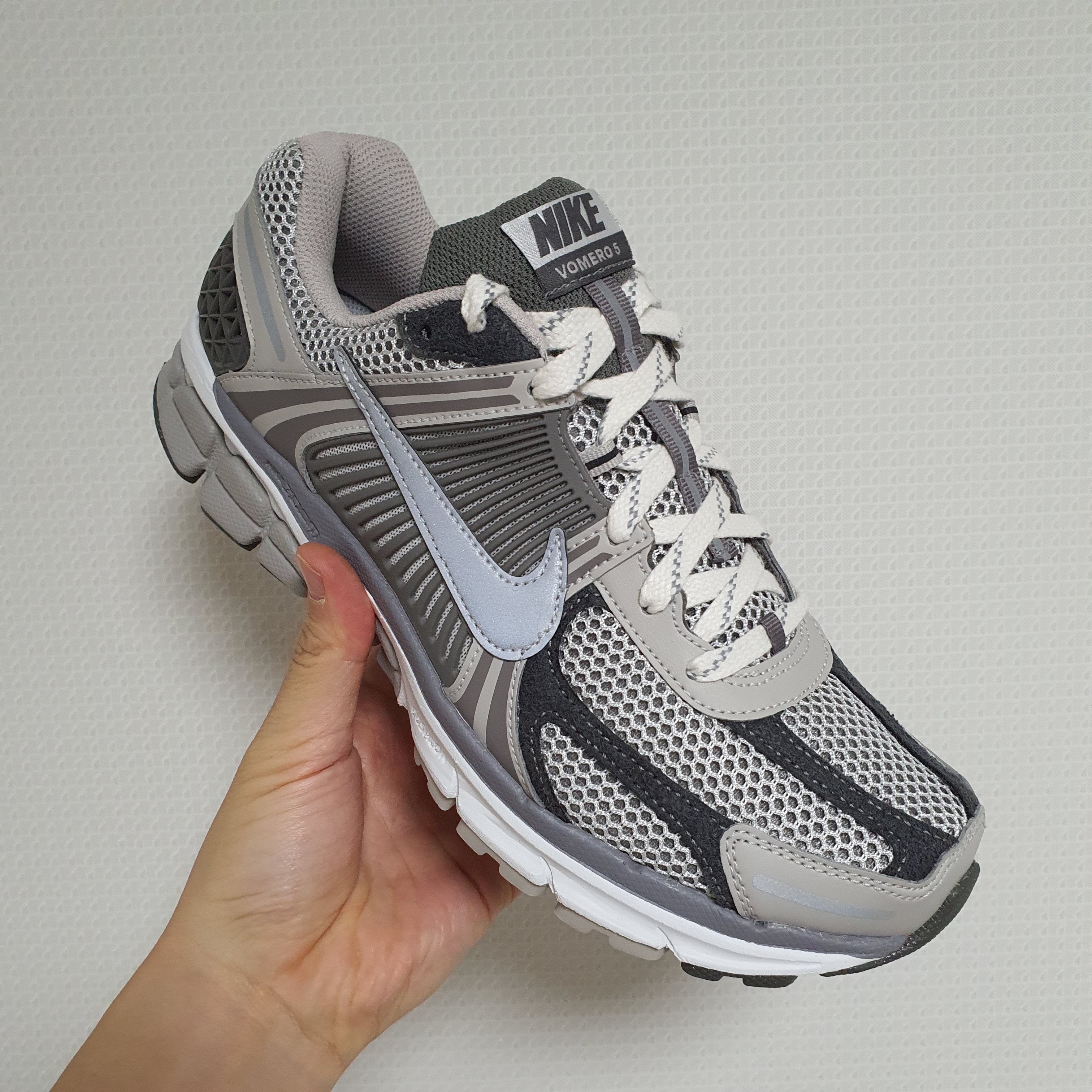 Nike Zoom Vomero 5 PRM Light Iron Ore and Flat Fewter 착용 스타일 - 1