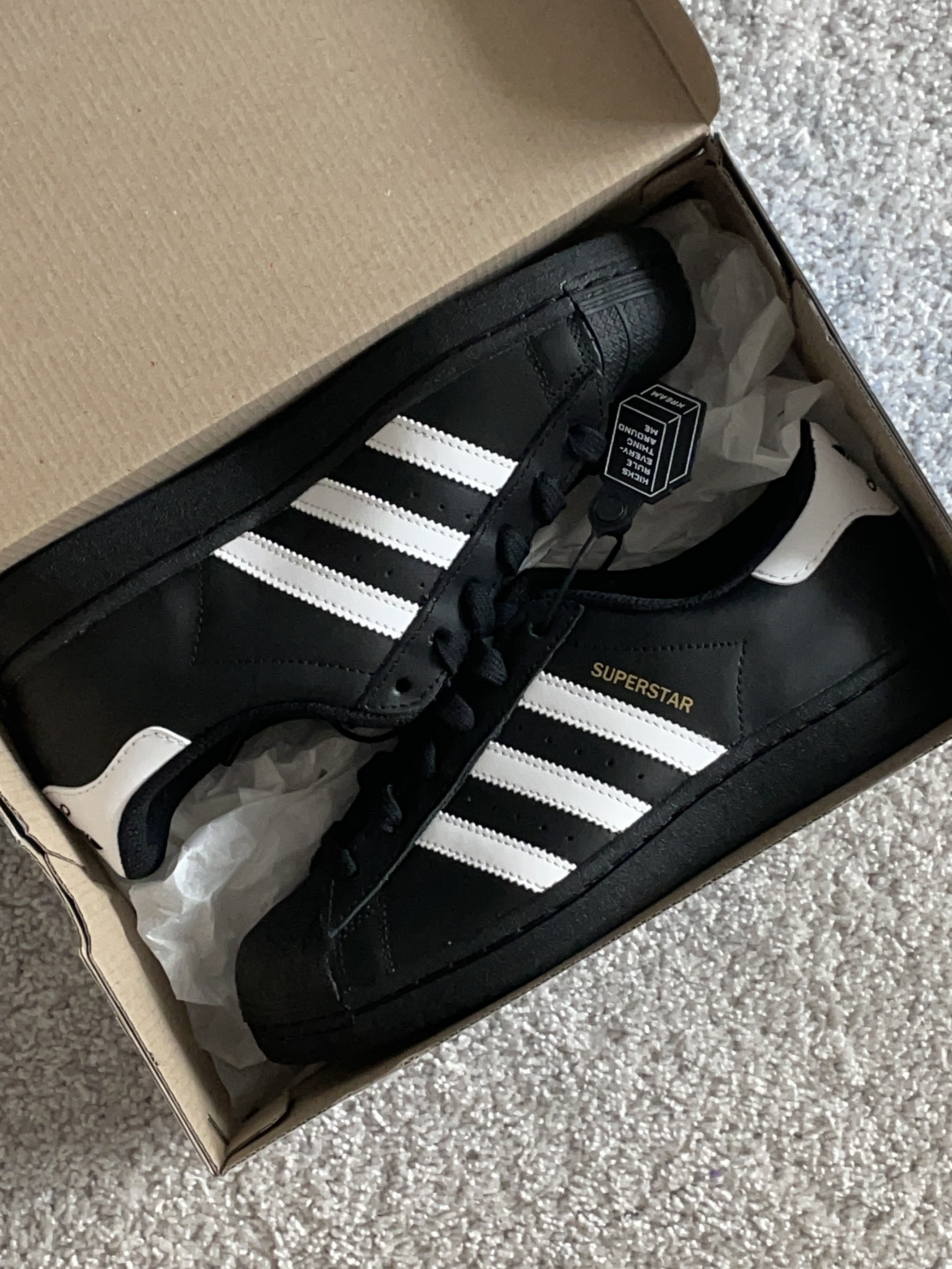 Adidas Superstar Core Black White 착용 스타일