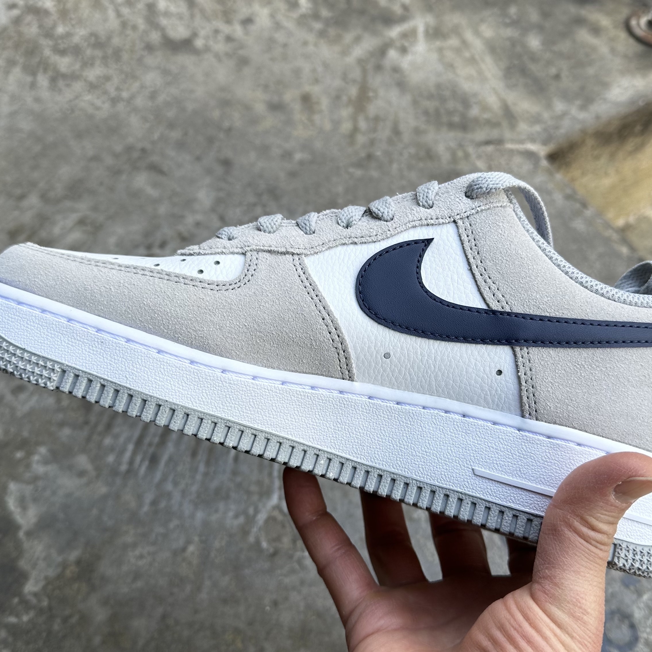 Nike Air Force 1 '07 Light Smoke Grey Midnight Navy 착용 스타일 - 4