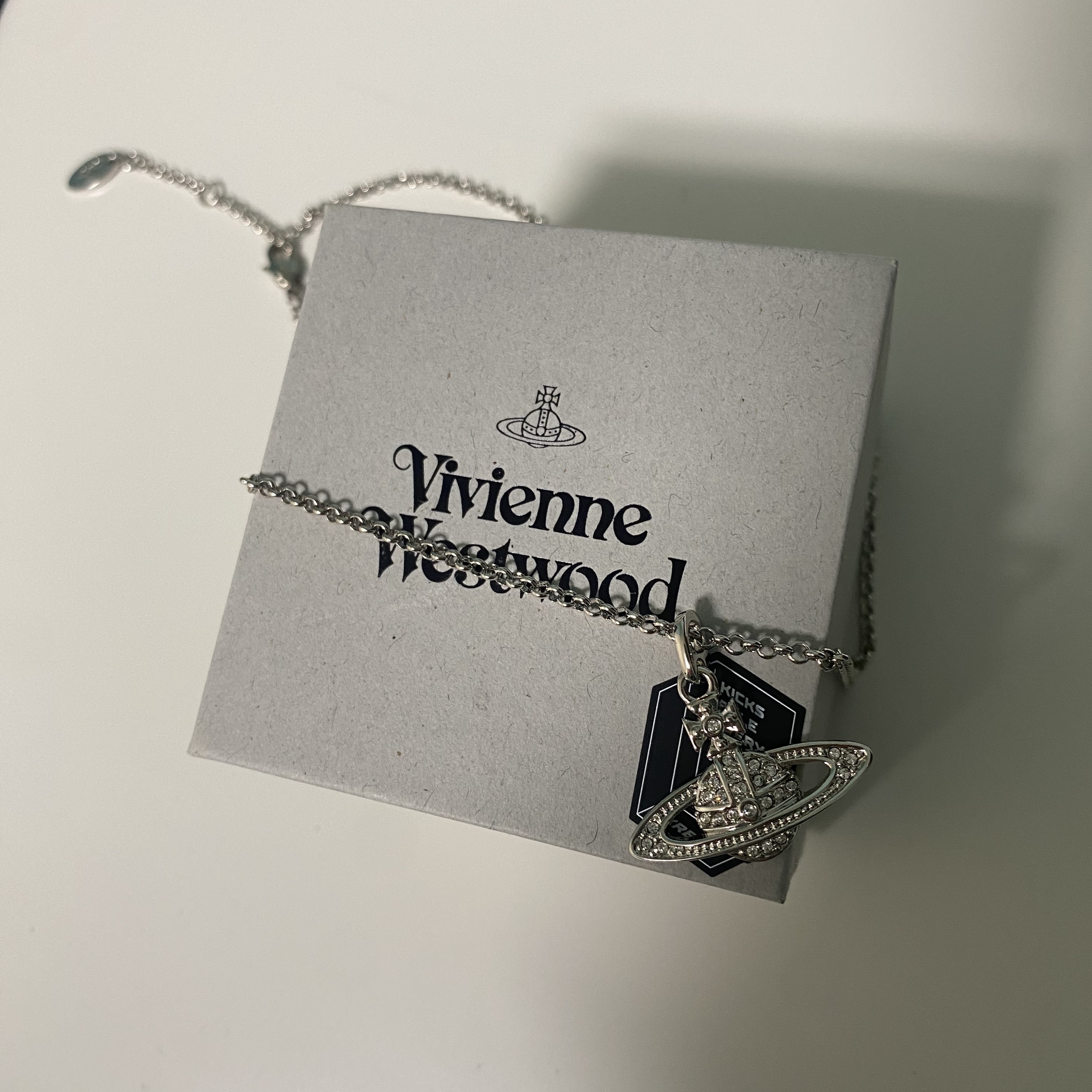 Vivienne Westwood Mini Bas Relief Pendant Silver 착용 스타일