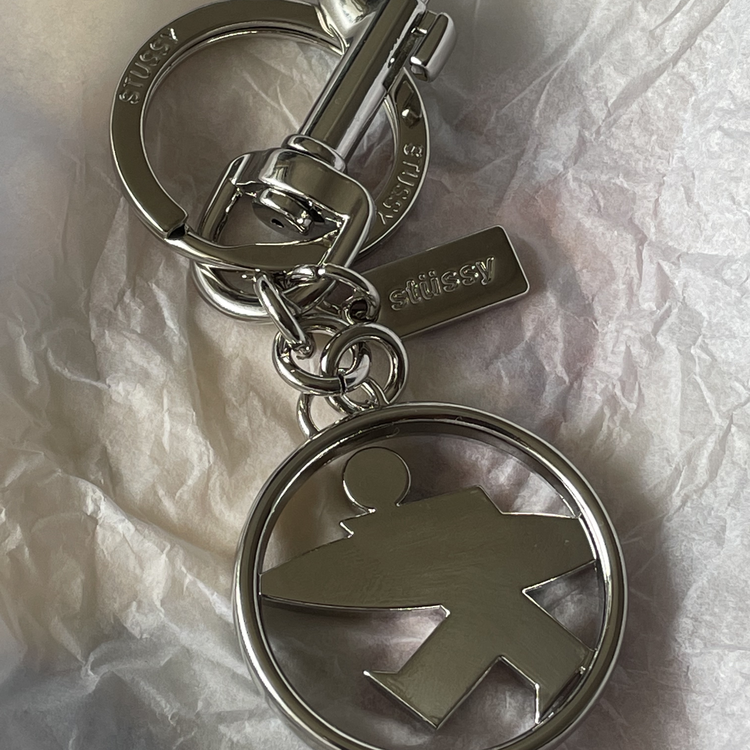 Stussy Surfman Keychain Silver 착용 스타일