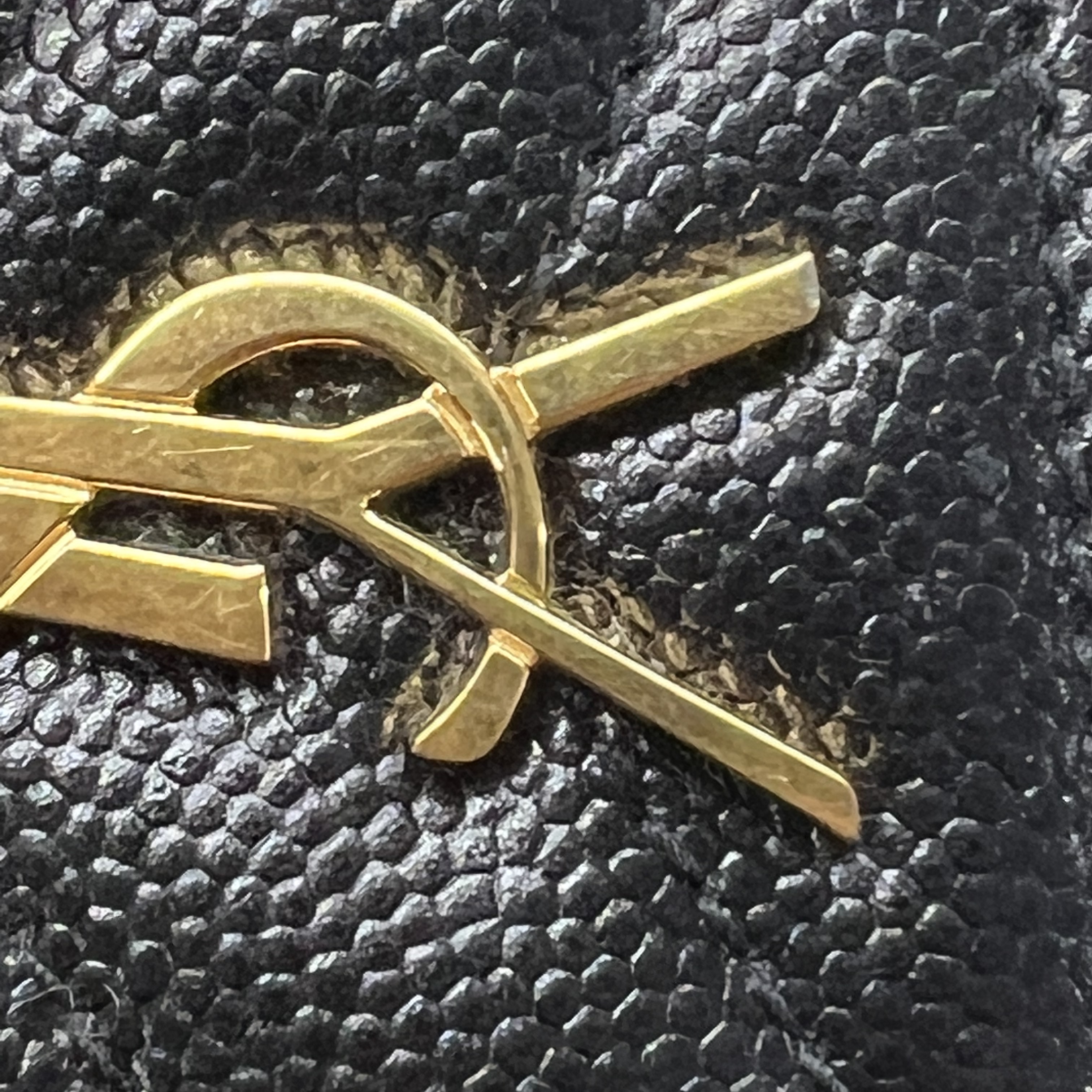Saint Laurent Cassandre Matelasse Card Case in Grain De Poudre Embossed Leather Black 착용 스타일