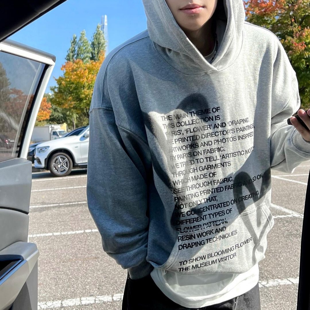 [KREAM 단독] The Museum Visitor Heart Sprayed Hoody Grey - 22PF 착용 스타일 - 1