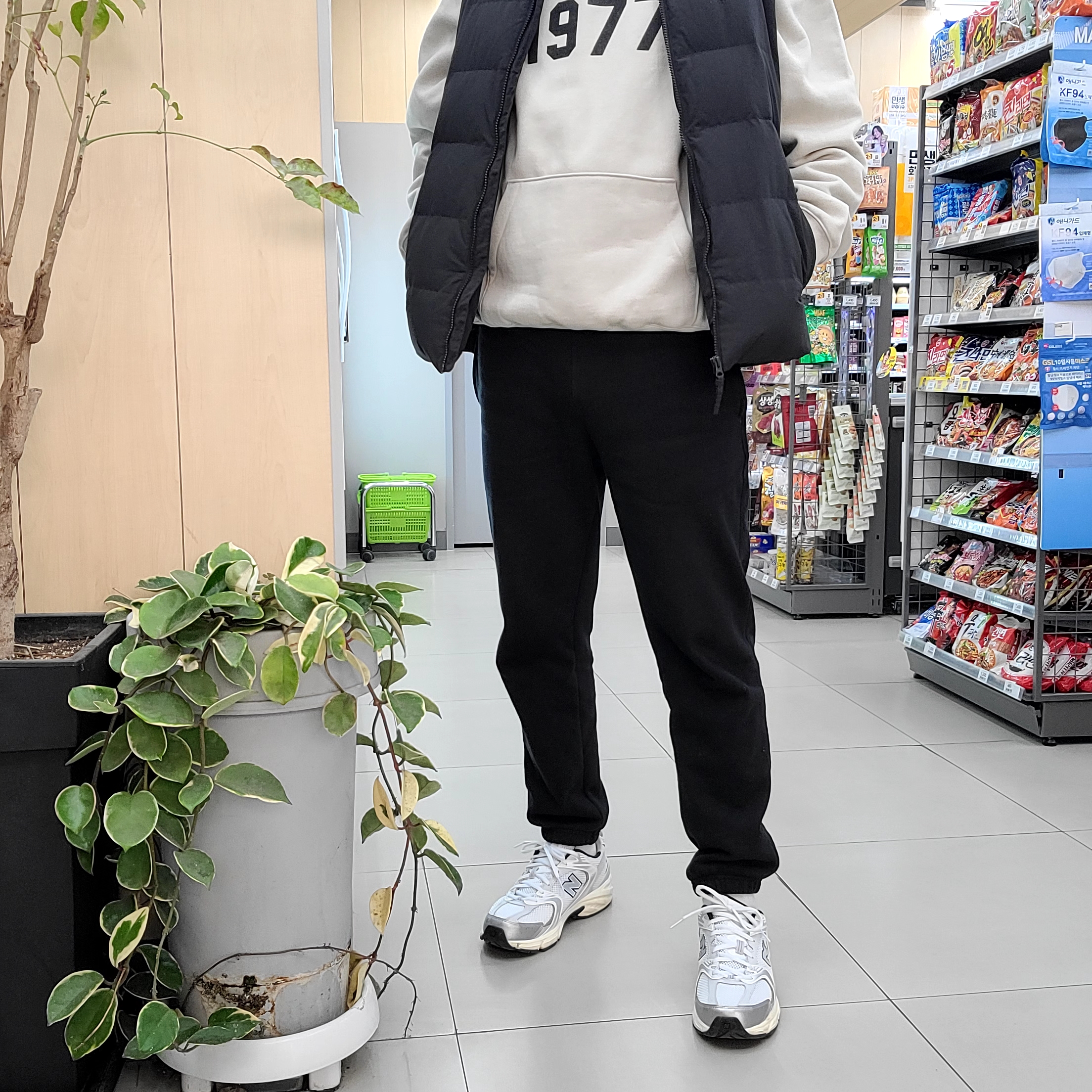 Essentials 1977 Hoodie Wheat - 22SS, New Balance 530 White Silver 착용 스타일