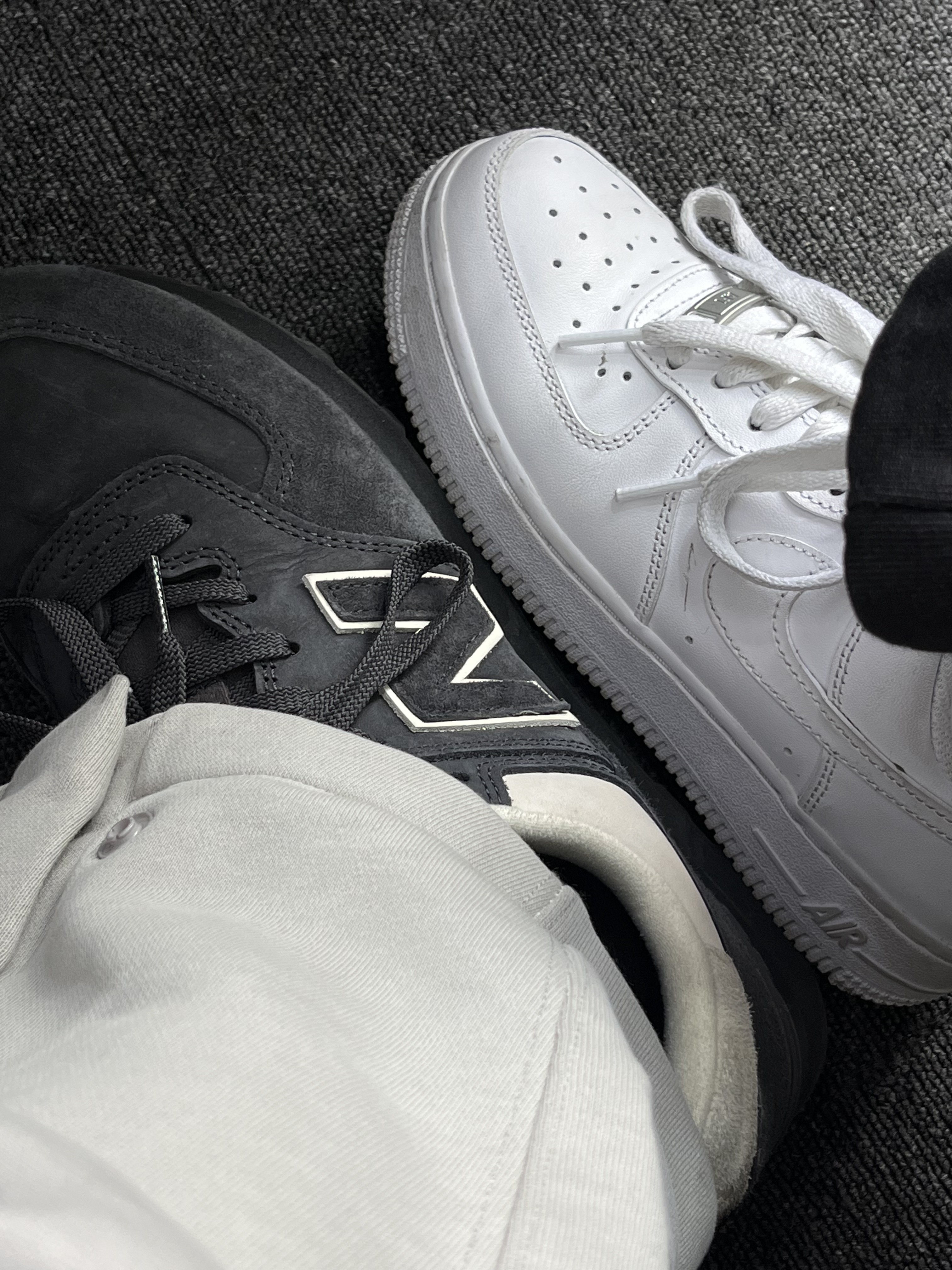 New Balance x Comme des Garcons Junya Watanabe Man 574 Suede Grey Off White 착용 스타일 - 3