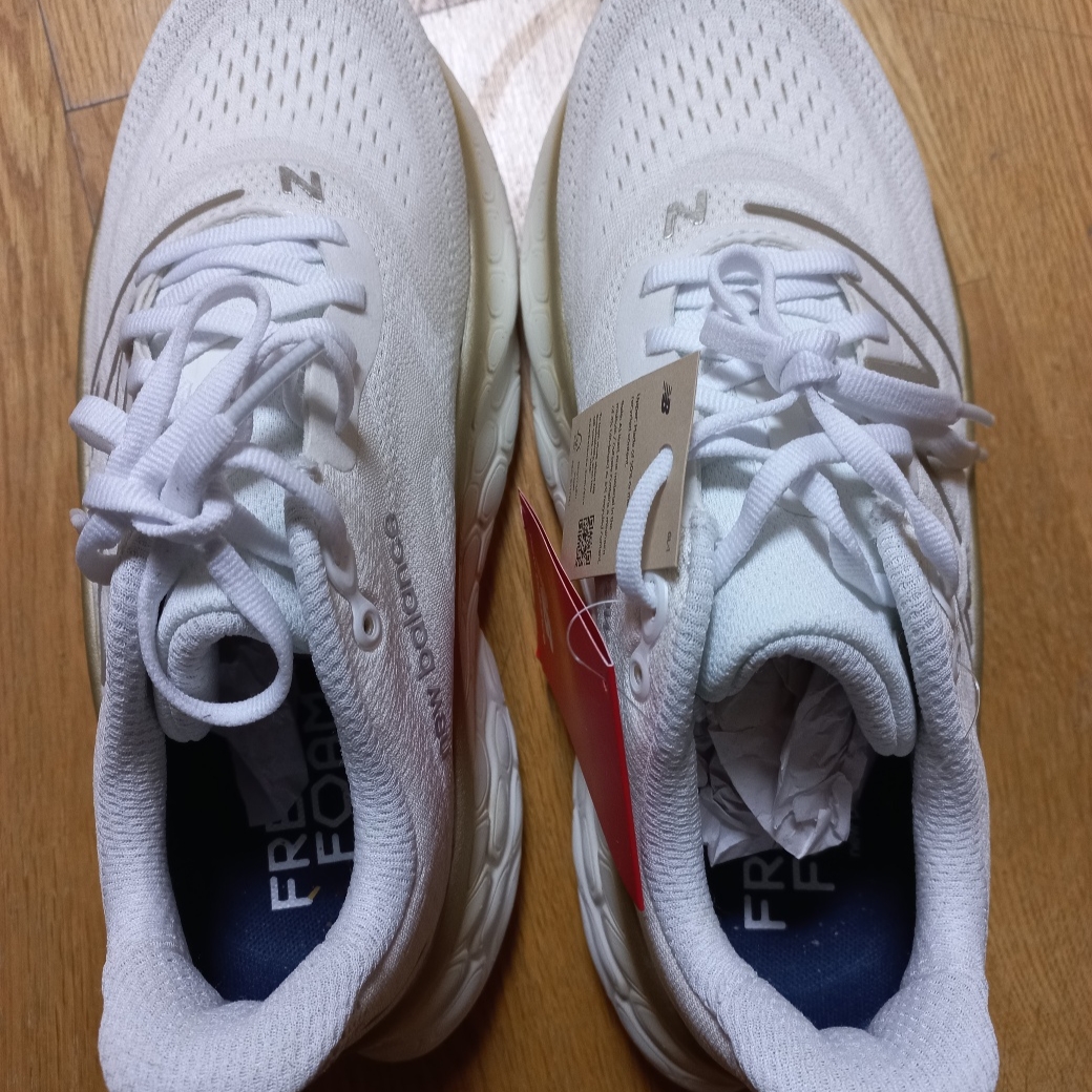 (W) New Balance Fresh Foam X More v4 White Gold Metallic - D Wide 착용 스타일 - 2