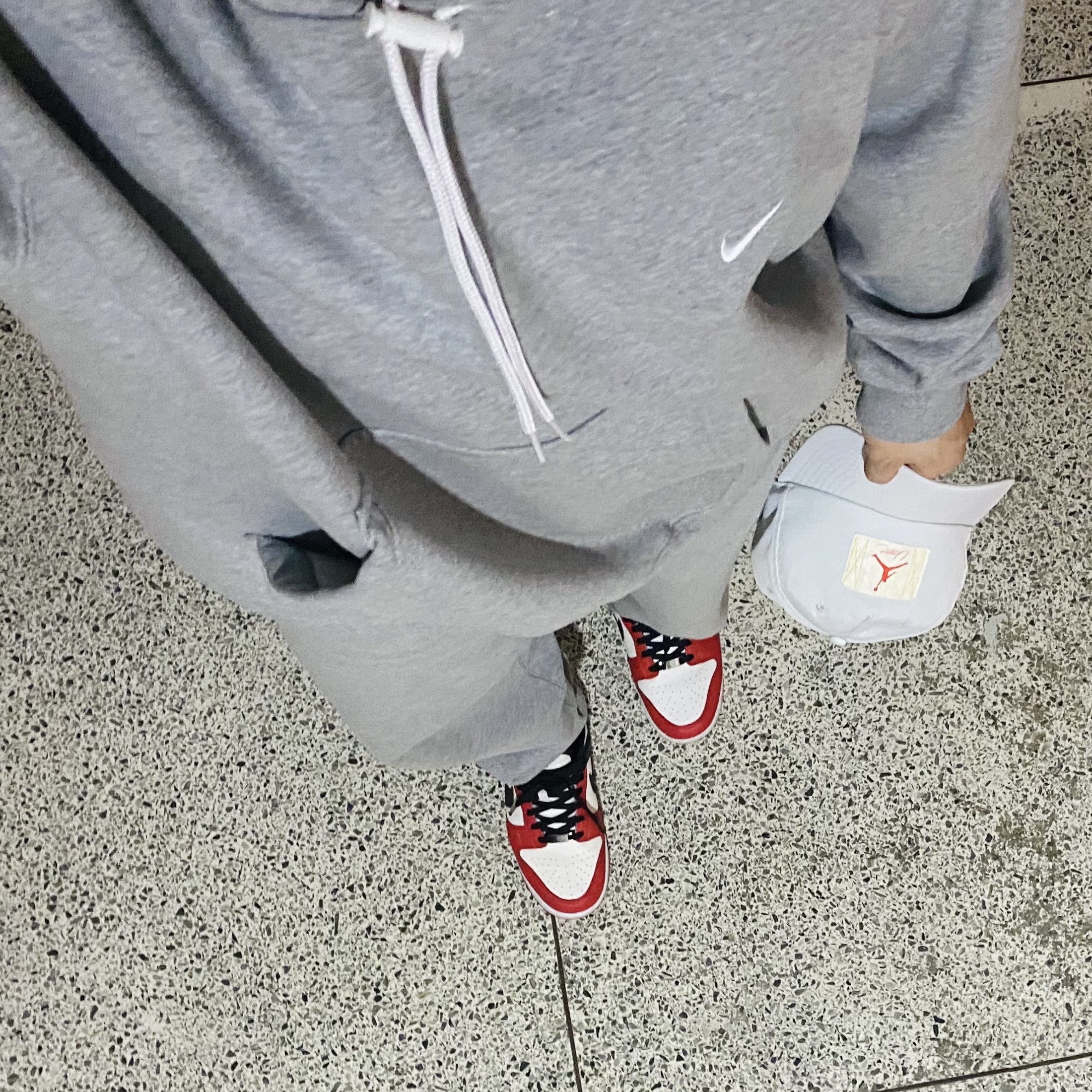Nike x NBA Dunk Low Retro EMB Black and Chile Red, Nike NRG Solo Swoosh Fleece Pants Dark Grey Heather - Asia 착용 스타일 - 2