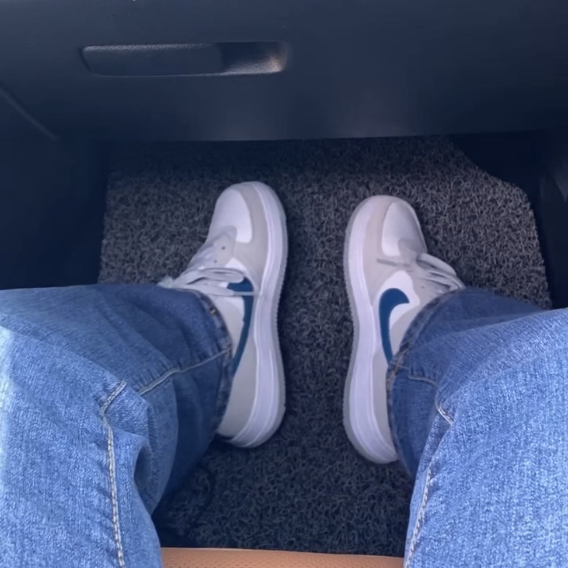 (GS) Nike Air Force 1 LV8 Athletic Club Light Smoke Grey Marina 착용 스타일