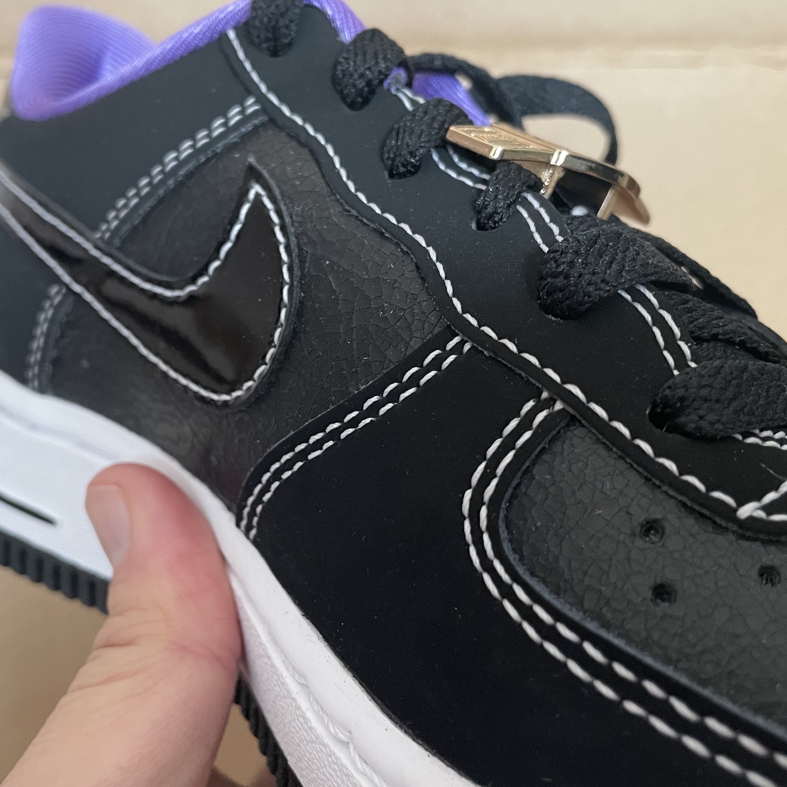 (GS) Nike Air Force 1 LV8 World Champ Black Iron Grey 착용 스타일 - 2