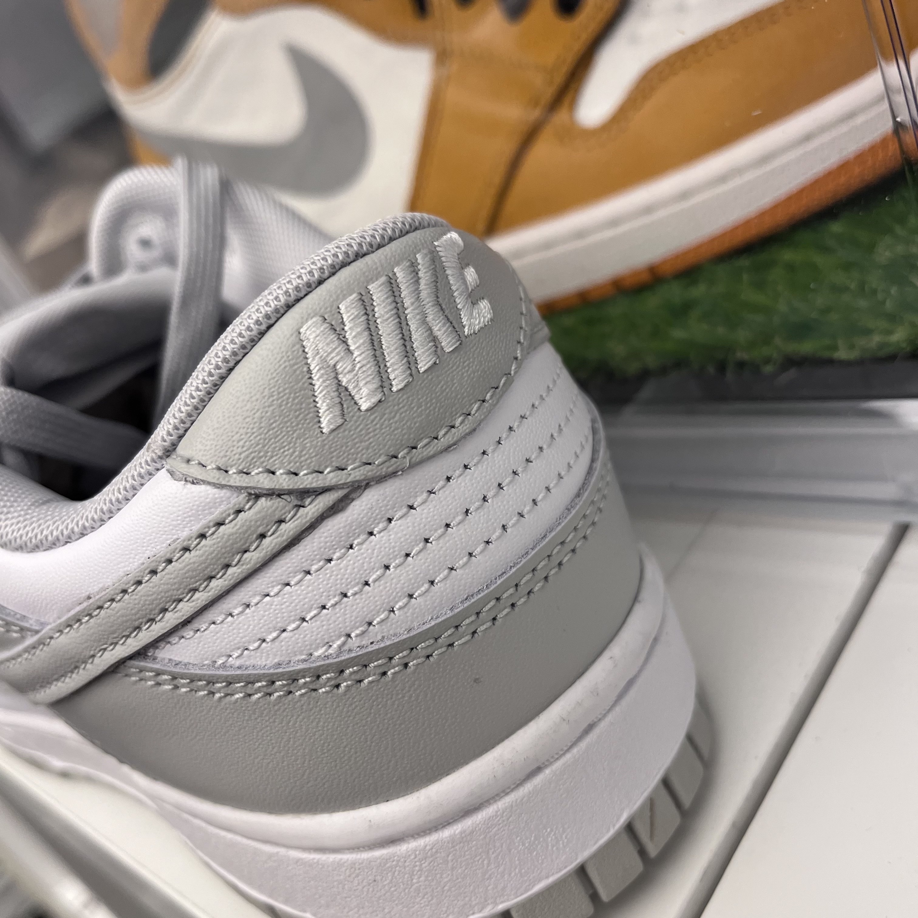 Nike Dunk Low Retro Grey Fog, Jordan 1 Element Gore-Tex Light Curry 착용 스타일 - 2