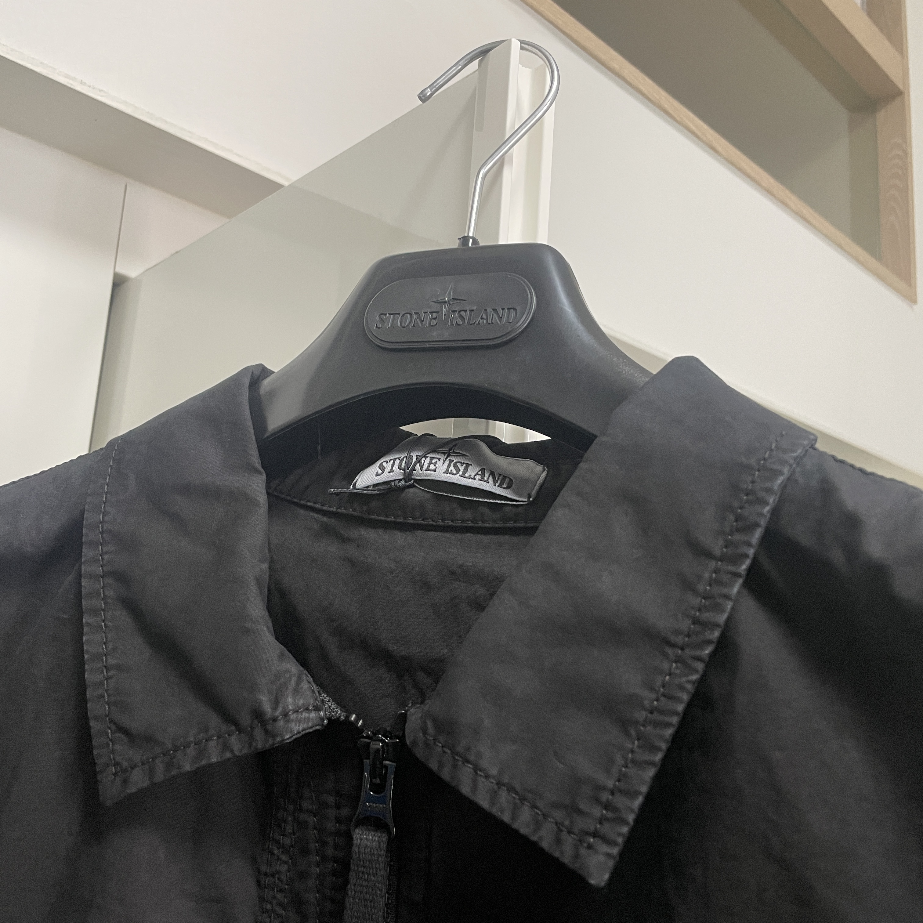 Stone Island 101WN Brushed Cotton Canvas T.CO+OLD Overshirt Black - 22FW 착용 스타일 - 4