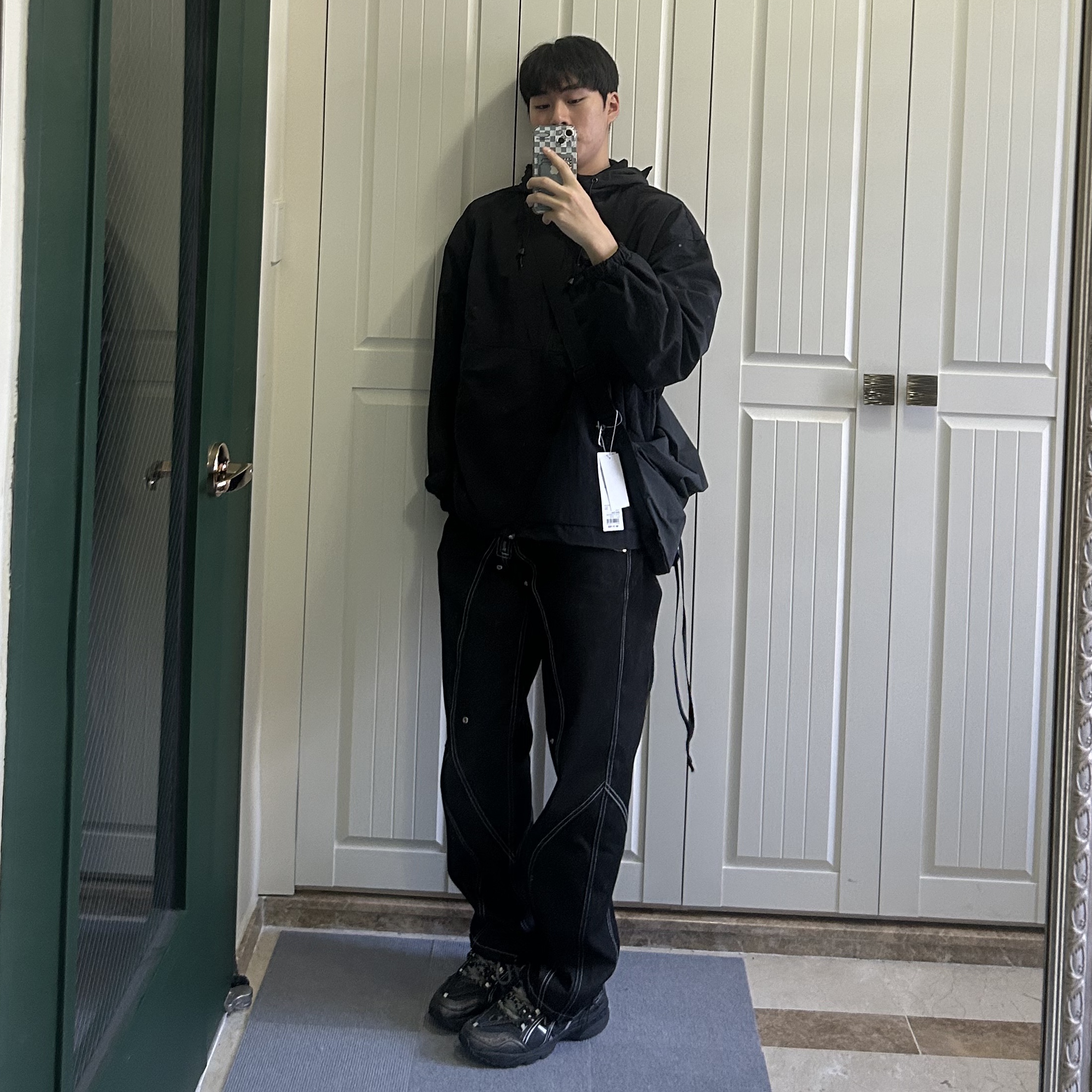 Asics x Andersson Bell Gel-1090 Black Silver, Uniqlo U Drawstring Shoulder Bag Black 착용 스타일 - 3