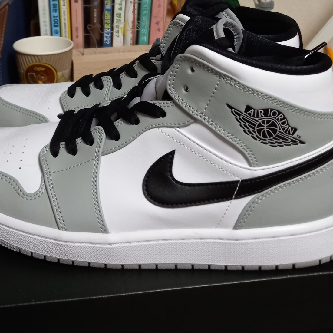 Jordan 1 Mid Light Smoke Grey 착용 스타일
