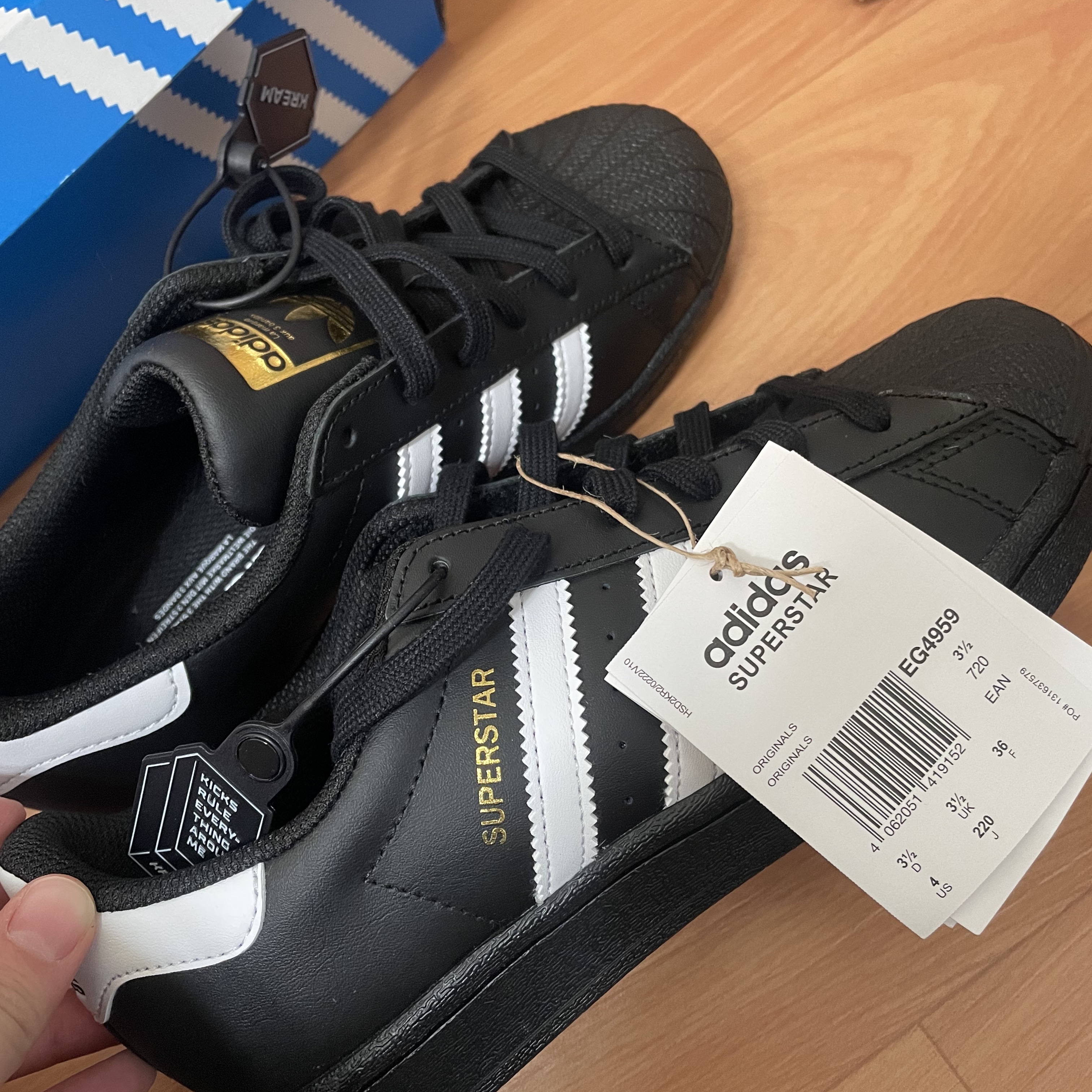 Adidas Superstar Core Black White 착용 스타일
