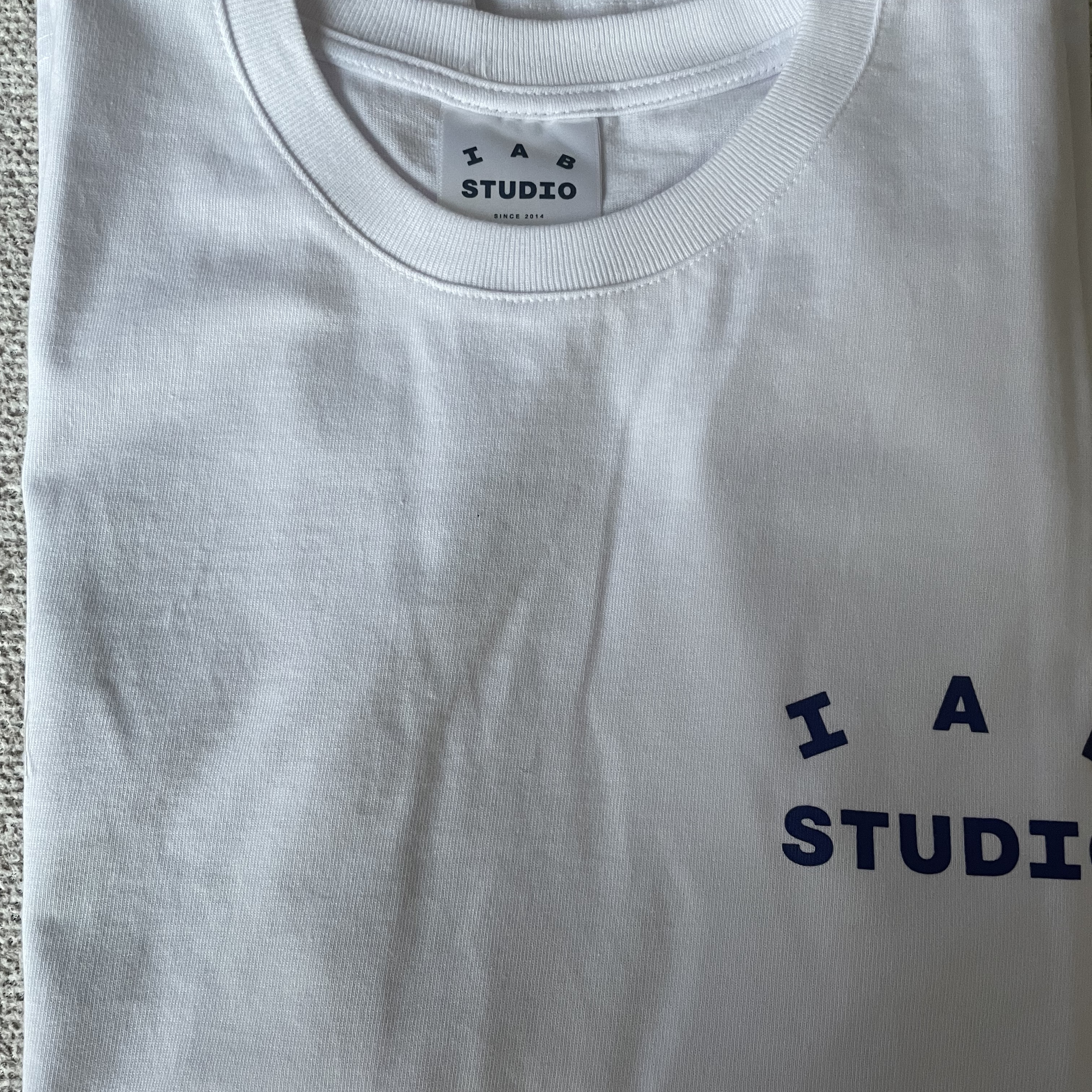 IAB Studio T-Shirt White Navy - 22FW 착용 스타일